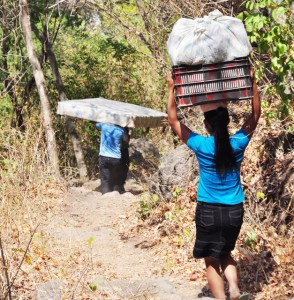 Familias-huyen-por-amenzas-de-pandillas-Sihuetenango-Panchimalco-1