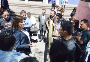 UES-Ana-Vilma-de-Escobar-con-estudiantes