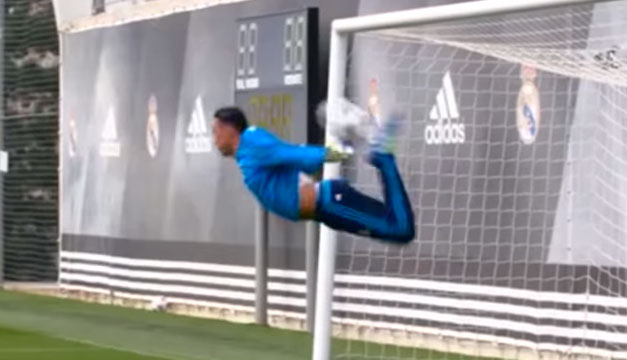 Keylor-Navas-escorpion