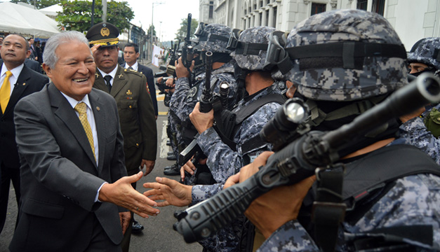 Presidente y policias-DEM