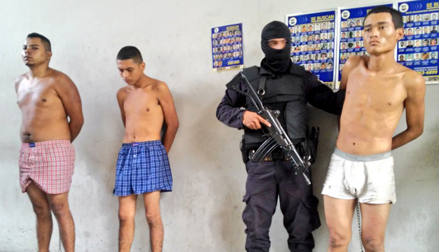 Fotografía de los implicados en el asesinato de agente. Diario El Mundo.