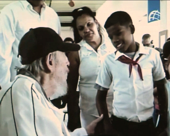 GRA005 LA HABANA, 08/04/2016.- Imagen tomada de la Televisión cubana del expresidente de Cuba Fidel Castro que reapareció ayer en público en La Habana, en un acto de homenaje a Vilma Espín, esposa de su hermano Raúl, fallecida en el año 2007 y considerada una de las heroínas de la Revolución. Castro visitó el complejo educacional "Vilma Espín" de La Habana donde, junto a alumnos y maestros de círculos infantiles y enseñanza primaria, participó en un homenaje a la fundadora de la Federación de Mujeres Cubanas (FMC) en la jornada en que se celebra el 86 aniversario de su nacimiento. EFE **SOLO USO EDITORIAL**