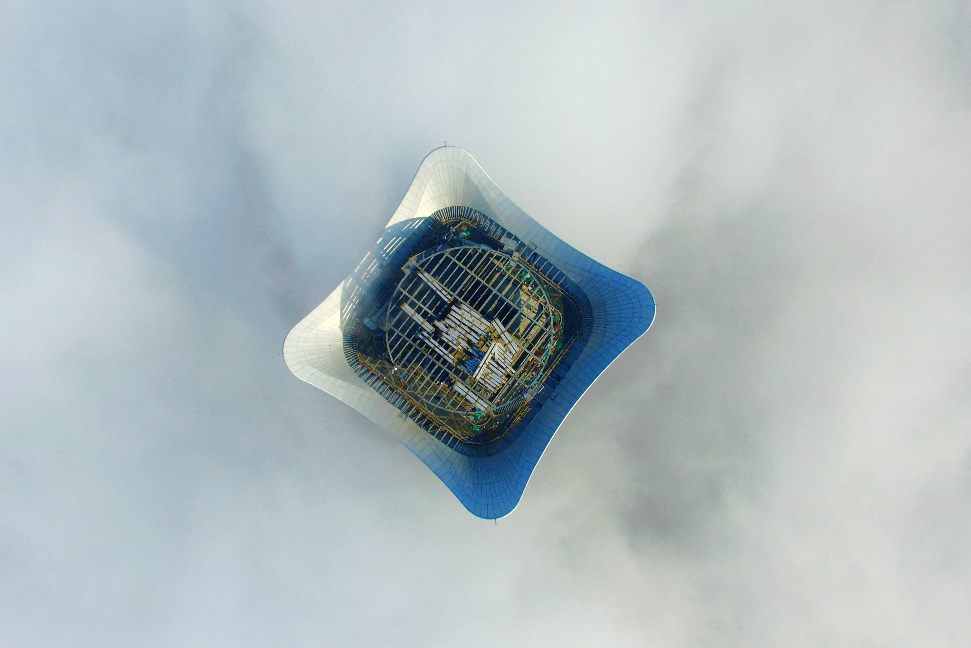 (160403) -- SHANGHAI, abril 3, 2016 (Xinhua) -- Imagen del 1 de abril de 2016 de la vista aérea de la Plaza Baiyulan rodeada de niebla en Shanghai, en el este de China. Shanghai emitió una alerta naranja por niebla el viernes. (Xinhua/Cheng Xugang) (jp) (fnc)