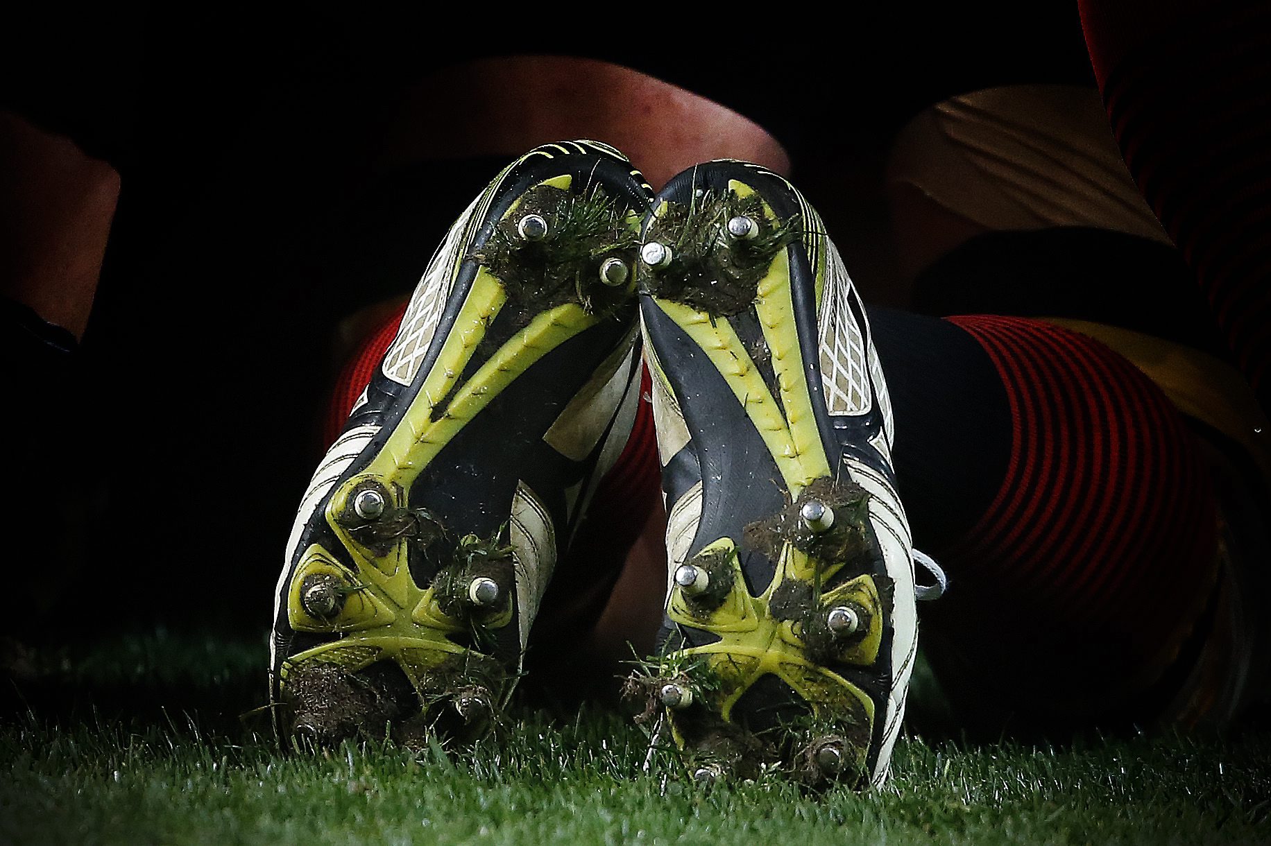 . Cape Town (South Africa), 08/04/2016.- Boots of a Sunwolves player from Japan appear out of a collapsed scrum during the Super Rugby match against the the Stormers of South Africa at Newlands Stadium in Cape Town, South Africa, 08 April 2016. (Japón) EFE/EPA/NIC BOTHMA
