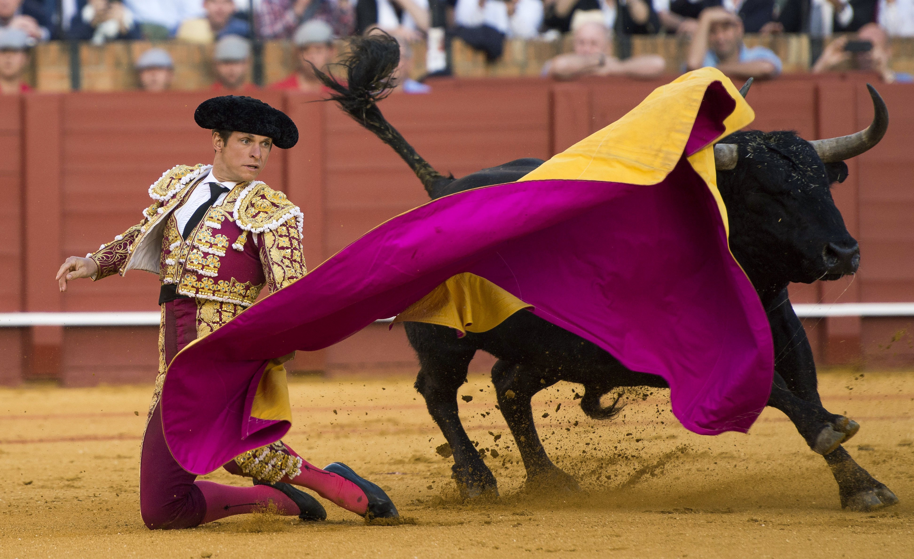 GRA475. SEVILLA, 08/04/2016.- El diestro Julian López "El Juli" recibe a portagayola a su segundo toro durante la séptima corrida de abono de la Feria de Abril, en la comparte cartel con Morante de la Puebla y Miguel Ángel Perera, que lidiarán toros de Victoriano del Río, en la plaza sevillana de La Maestranza. EFE/Raul Caro Cadenas