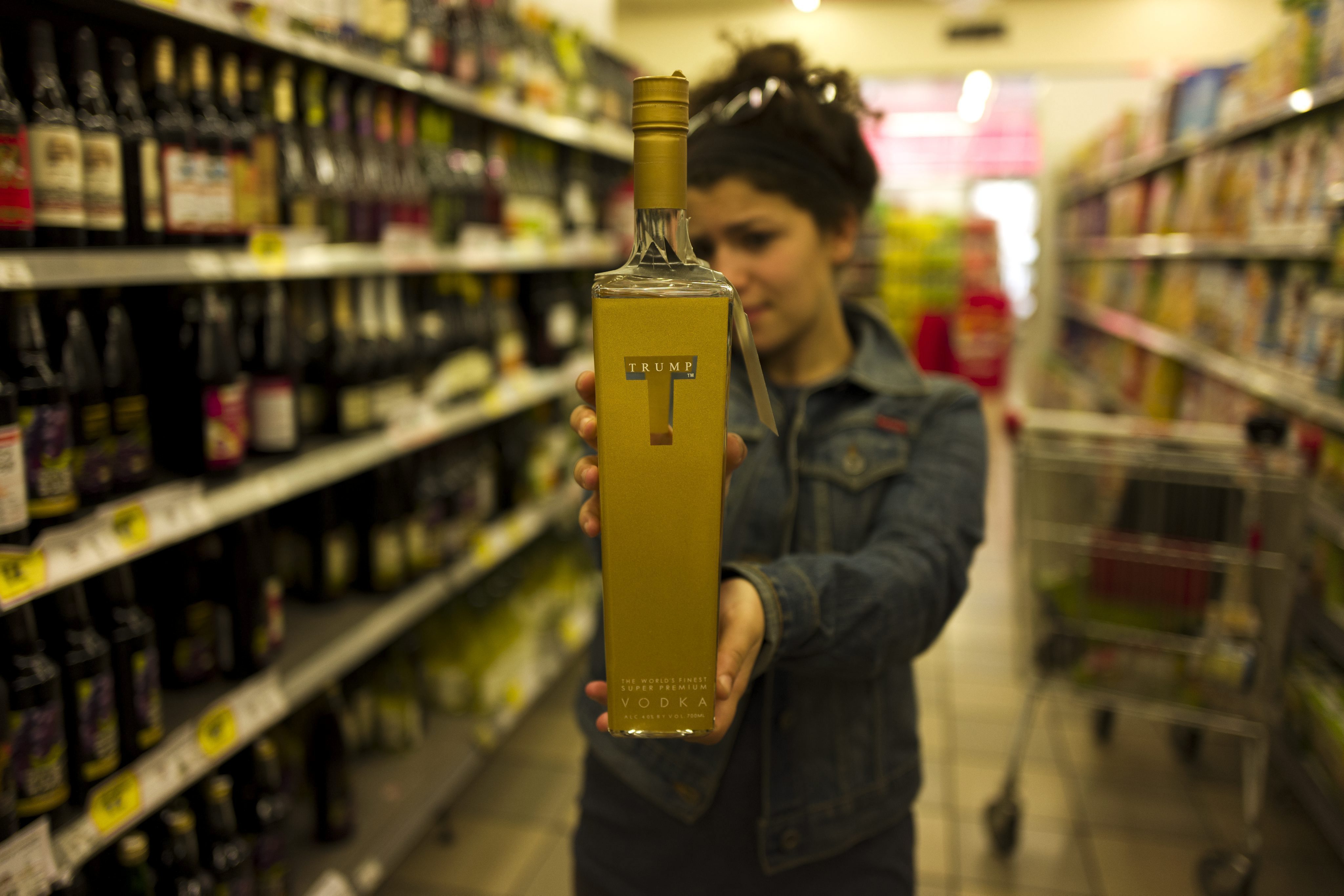 JER01 JERUSALÉN (ISRAEL) 08/04/2016.- Una mujer muestra una botella de vodka de la marca Trump en un supermercado en Jerusalén (Israel) hoy, 8 de abril de 2016. Según medios israelíes, el vodka Trump, comercializado por las empresas de Donald Trump, aspirante republicano a la presidencia de Estados Unidos, ha sido publicitado como "el mejor vodka del mundo" aunque tras 2013 algunas botellas no fueron consideradas aptas según los rituales Kosher. EFE/Jim Hollander