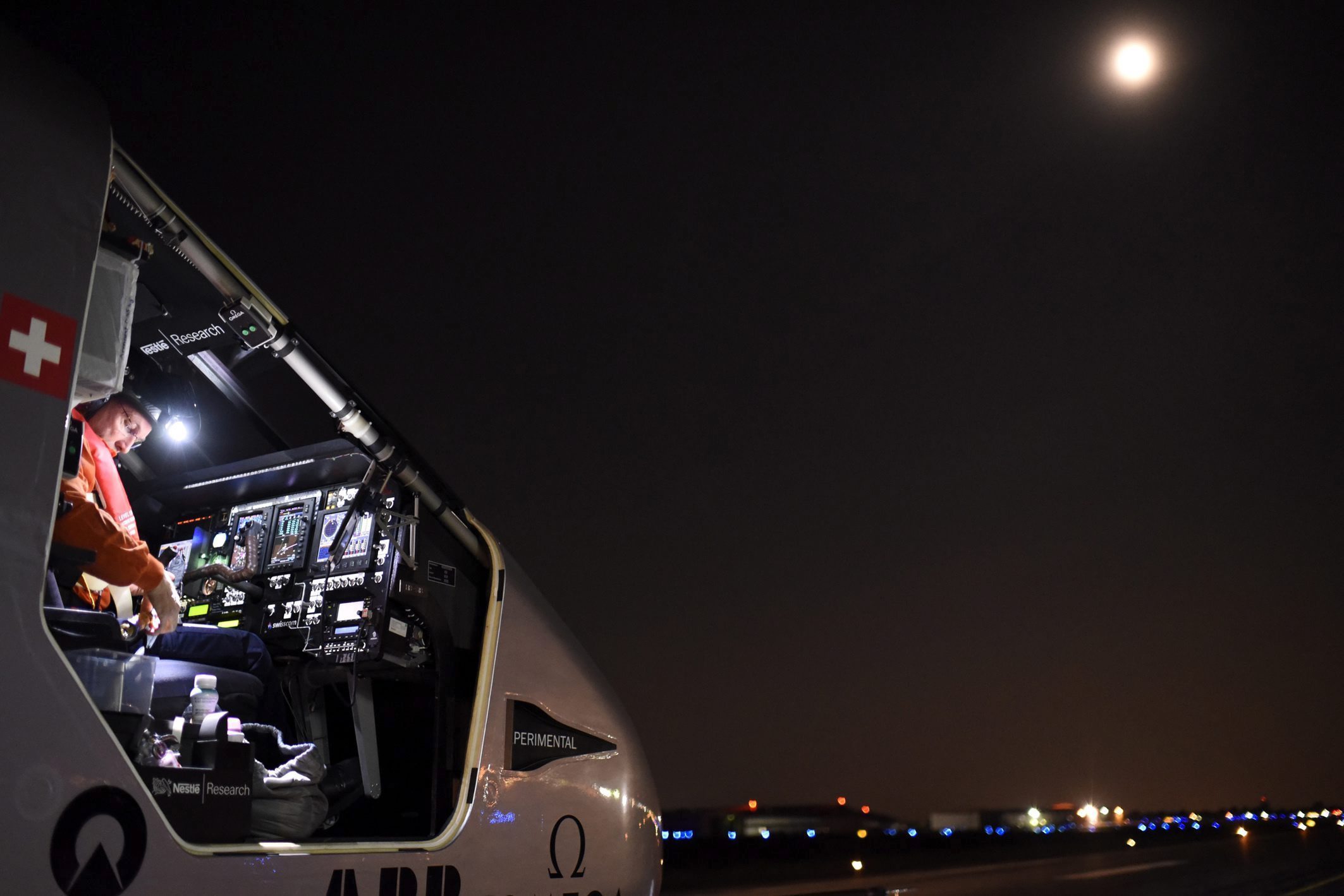 USA02 DAYTON (ESTADOS UNIDOS) 25/05/2016.- Fotografía facilitada por Solar Impulse II a través de Global Newsroom hoy, 25 de mayo de 2016, muestra al suizo Bertrand Piccar mientras prepara el lanzamiento del avión antes de su despegue en Dayton, Ohio. El despegue del avión Solar Impulse II, que da la vuelta al mundo únicamente con energía captada del sol para demostrar la potencialidad de las energías renovables, se efectuó tras un aplazamiento decidido en la víspera por un desperfecto en el sistema que mantenía inflado su hangar móvil. EFE/Christophe Chammartin/Rezo / Han SÓLO USO EDITORIAL