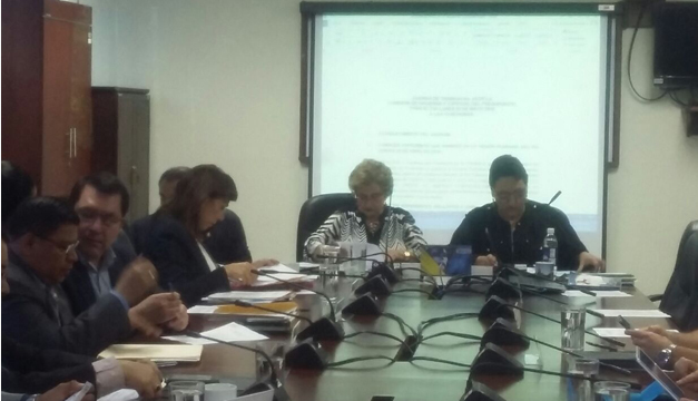 Fotografía: Diputados de la Comisión de Hacienda reunidos en Asamblea Legislativa.