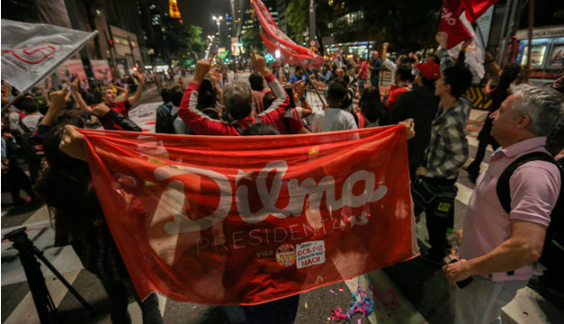 Estudiantes e integrantes de movimientos sociales se manifiestan a favor de la presidenta Dilma Rousseff .Fotografía Agencia EFE