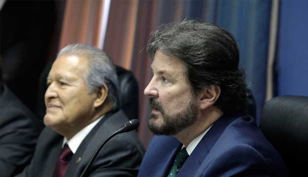El presidente de la República, Salvador Sánchez Cerén junto al presidente de la ANEP, Luis Cardenal. Foto: Agencia EFE