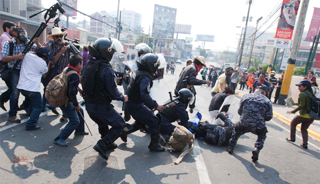 Policías antimotines desalojan una manifestación de pobladores indígenas lencas que se encuentran frente a la Casa Presidencial en Tegucigalpa, Foto: EFE