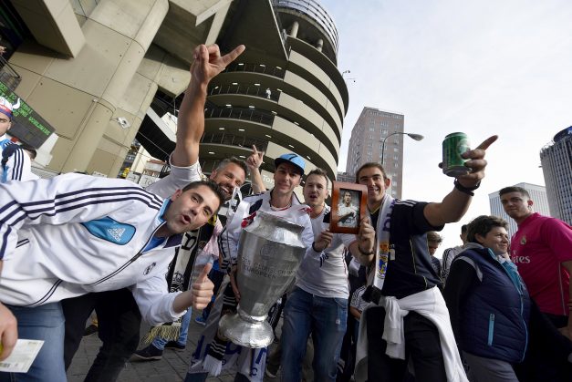 GRA403. MADRID, 28/05/2016.- Seguidores del Real Madrid en el exterior del estadio Santiago Bernabéu antes de asistir a la retrasmisión en directo del partido de la final de la Liga de Campeones frente al Atlético de Madrid, que se disputa en el estadio de San Siro, en Milán (Italia). EFE/Fernando Villar