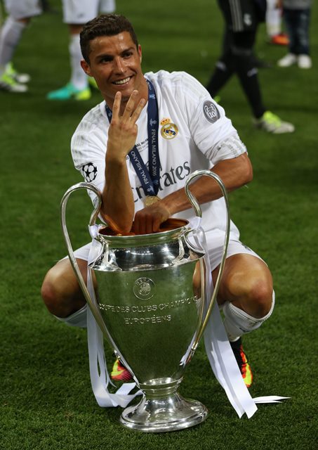 . Milan (Italy), 28/05/2016.- Real's Cristiano Ronaldo poses with the trophy after winning the UEFA Champions League Final between Real Madrid and Atletico Madrid at the Giuseppe Meazza stadium in Milan, Italy, 28 May 2016. (Liga de Campeones, Italia) EFE/EPA/OLIVER WEIKEN