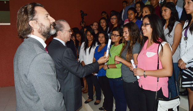 entrega-becas-poma