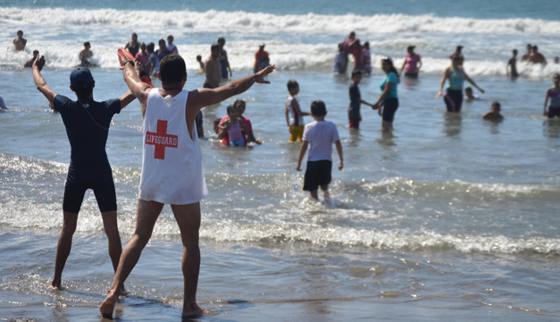 salvadidas en playa-DEM