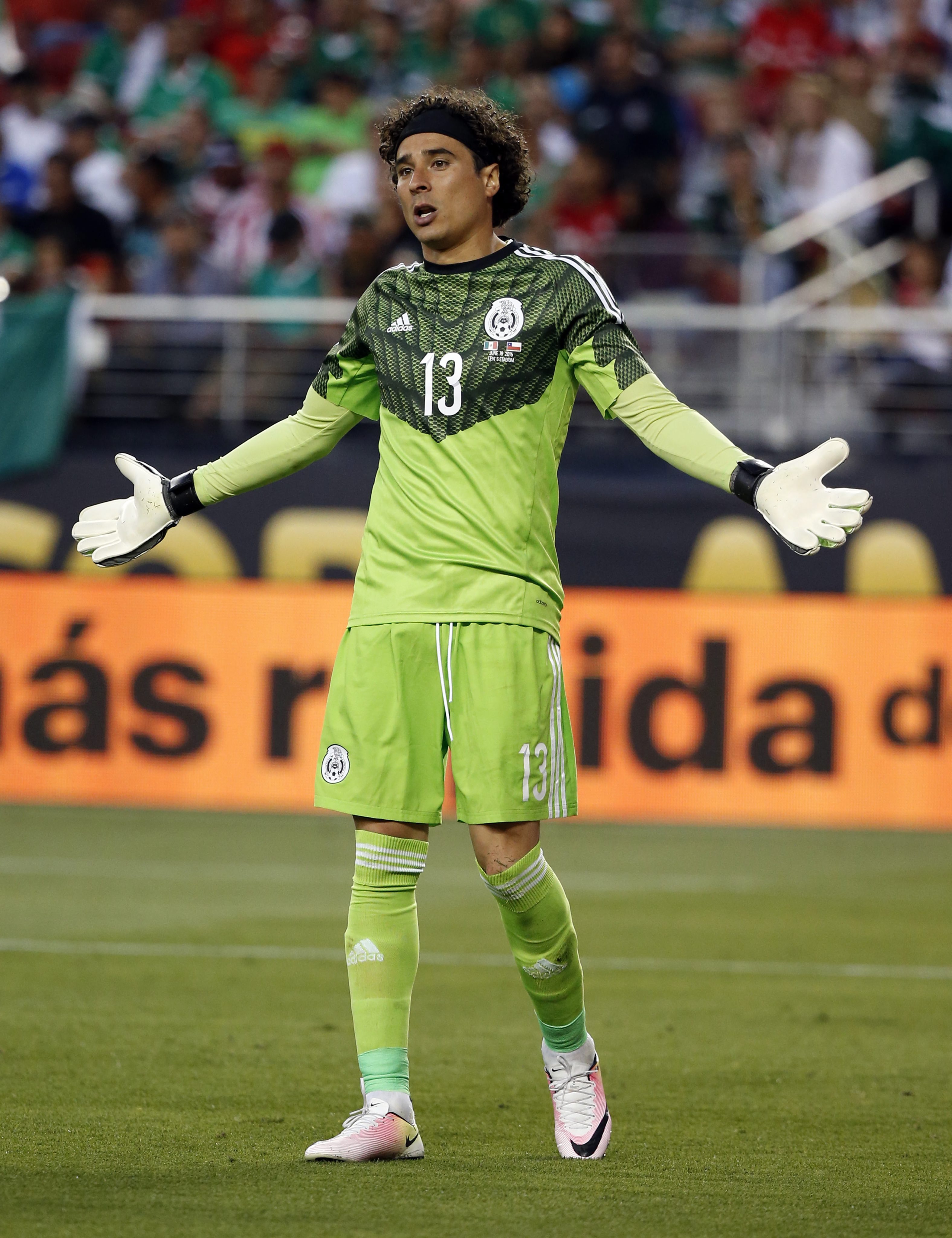 MMD11. Santa Clara (United States), 19/06/2016.- Mexico's goalkeeper Guillermo Ochoa (C) reacts after Chile scored a goal in the second half of their quarter-final soccer match of the Copa America Centenario at Levi's Stadium in Santa Clara, California, USA, 18 June 2016. Chile beat Mexico 7-0. (Estados Unidos) EFE/EPA/MONICA M. DAVEY
