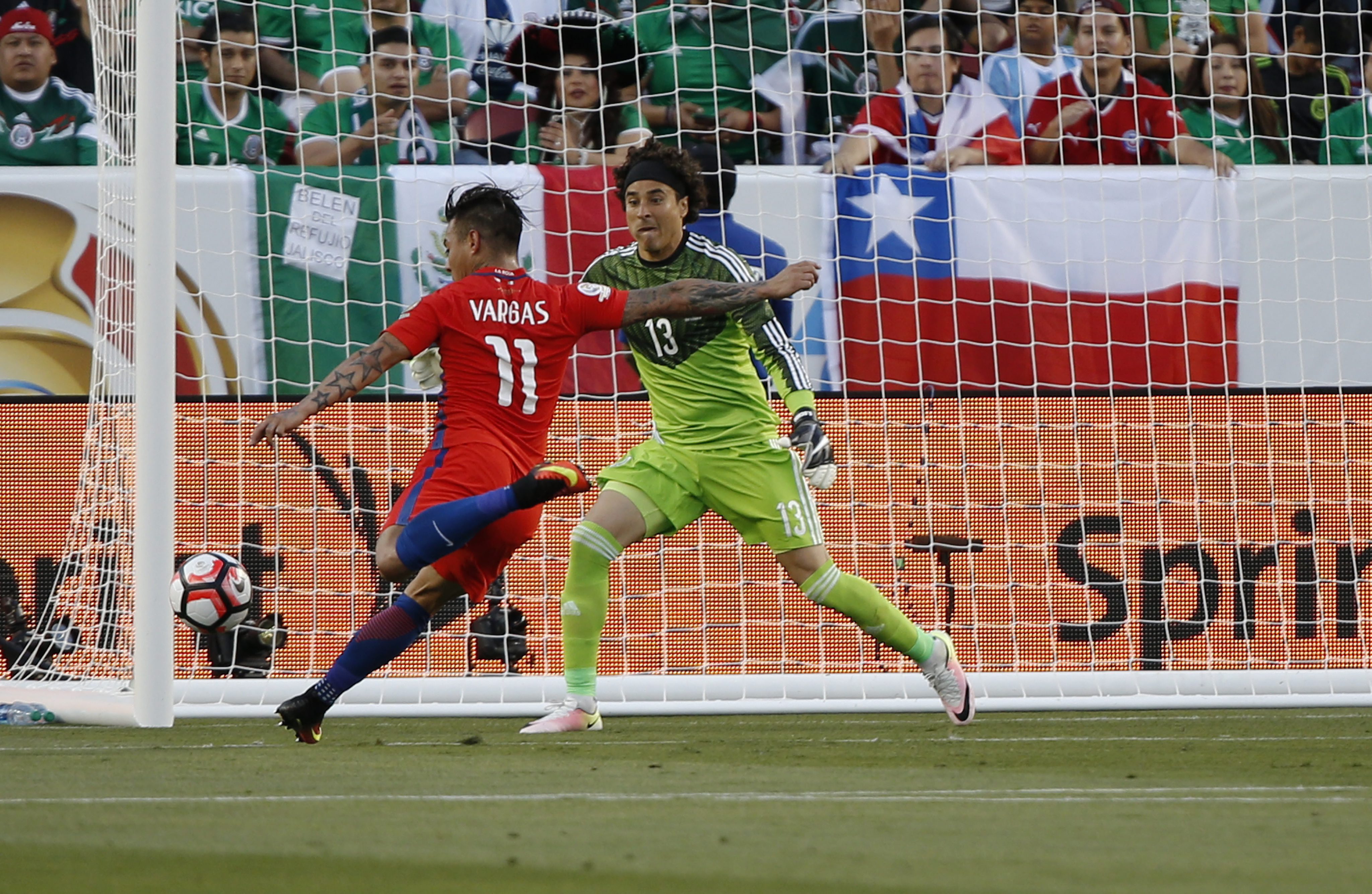 MMD16. Santa Clara (United States), 19/06/2016.- Chile's forward Eduardo Vargas (L) scores against Mexico's goalkeeper Guillermo Ochoa (R) in the first half of their quarter-final soccer match of the Copa America Centenario at Levi's Stadium in Santa Clara, California, USA, 18 June 2016. Chile beat Mexico 7-0. (Estados Unidos) EFE/EPA/MONICA M. DAVEY