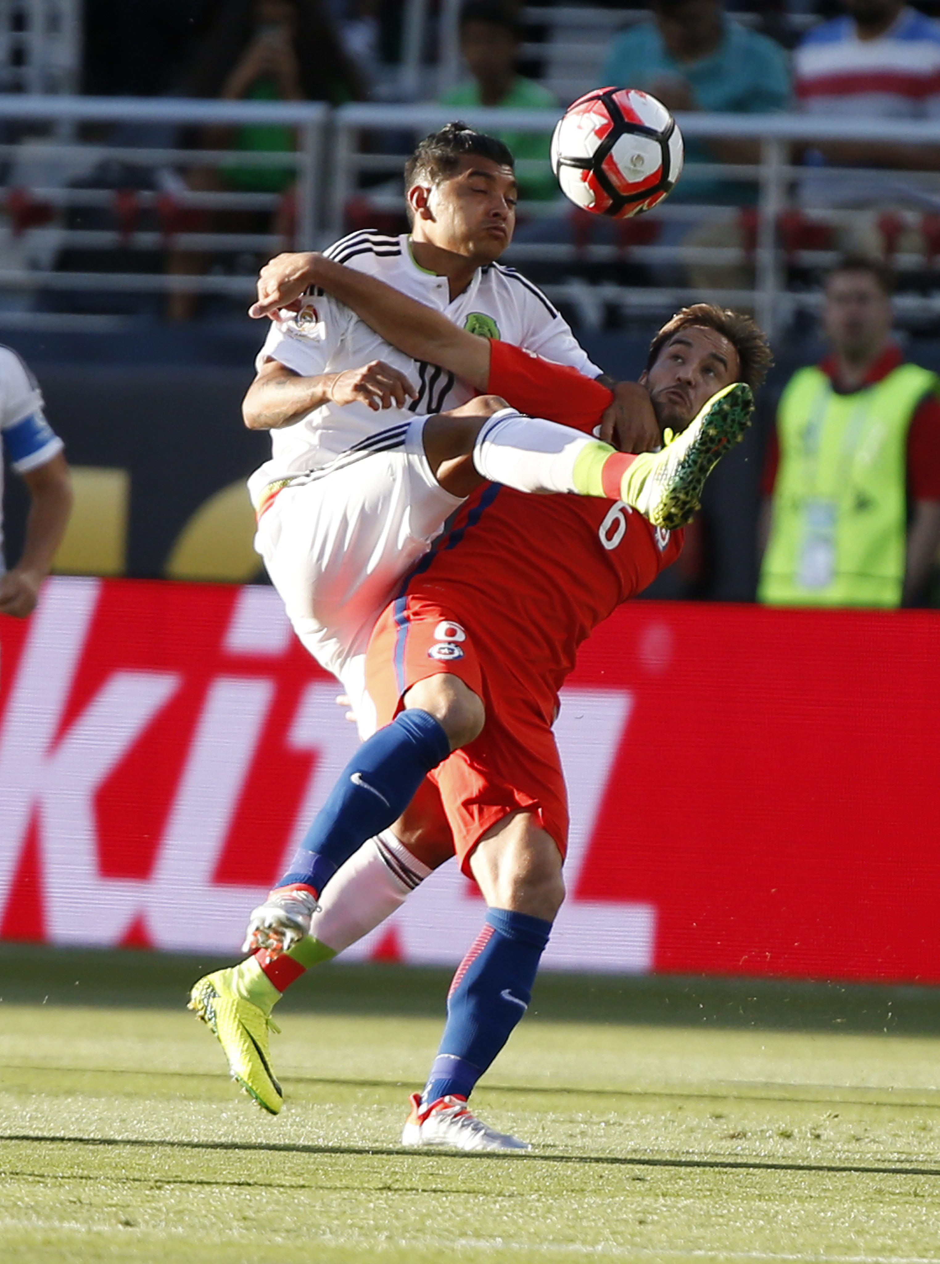 MMD21. Santa Clara (United States), 19/06/2016.- Mexico's forward Jesus Manuel Corona (L) and Chile's defender Jose Pedro Fuenzalida (R) fight for the ball in the first half of their quarter-final soccer match of the Copa America Centenario at Levi's Stadium in Santa Clara, California, USA, 18 June 2016. Chile beat Mexico 7-0. (Estados Unidos) EFE/EPA/MONICA M. DAVEY