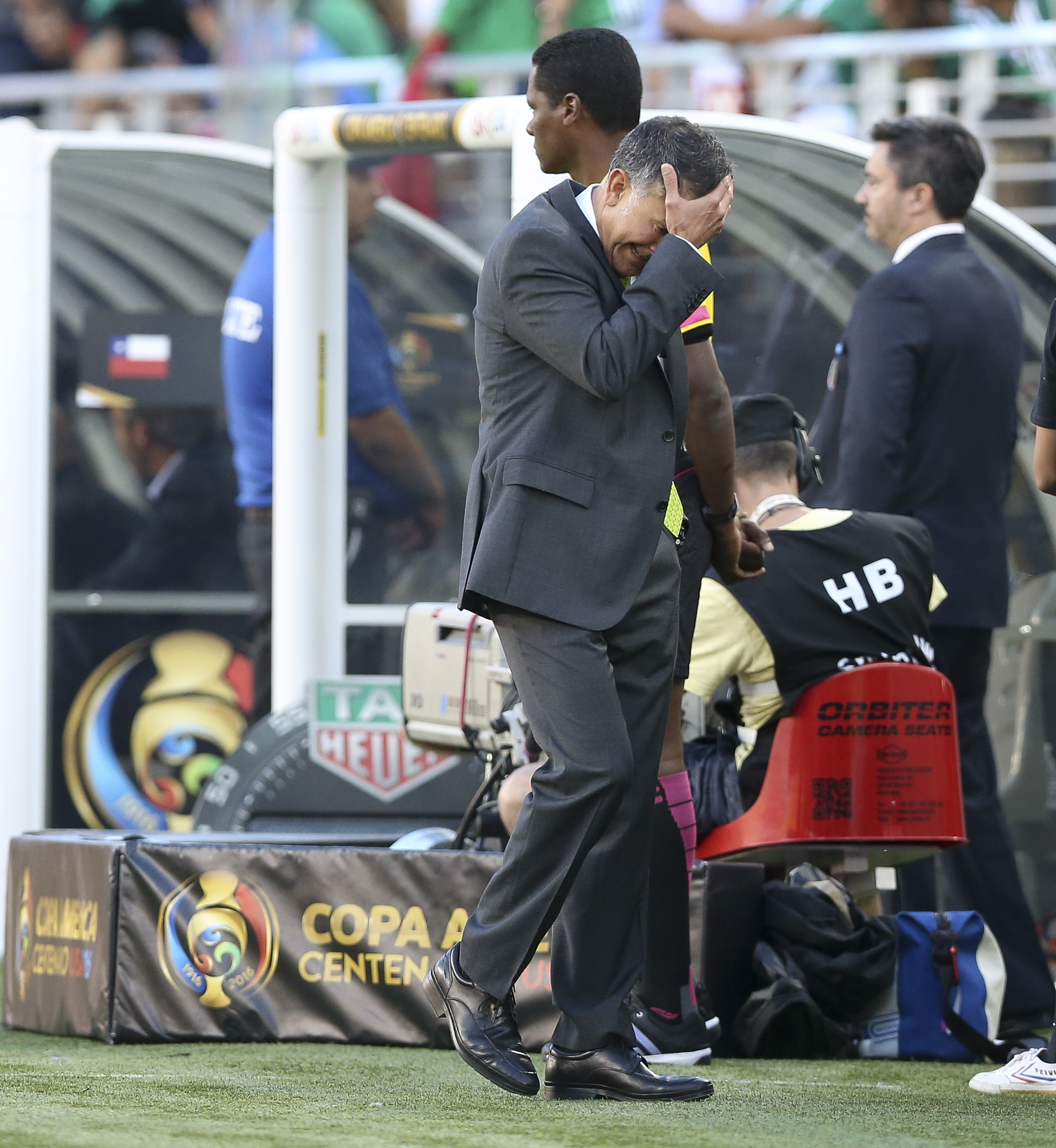SCL86. SANTA CLARA (CA, EE.UU.), 18/06/2016.- El director técnico de México, Juan Carlos Osorio, se lamenta hoy, sábado 18 de junio de 2016, al final de un partido entre México y Chile en los cuartos de final de la Copa América Centenario, en el Levi's Stadium de Santa Clara, California (EE.UU.). EFE/David Fernández
