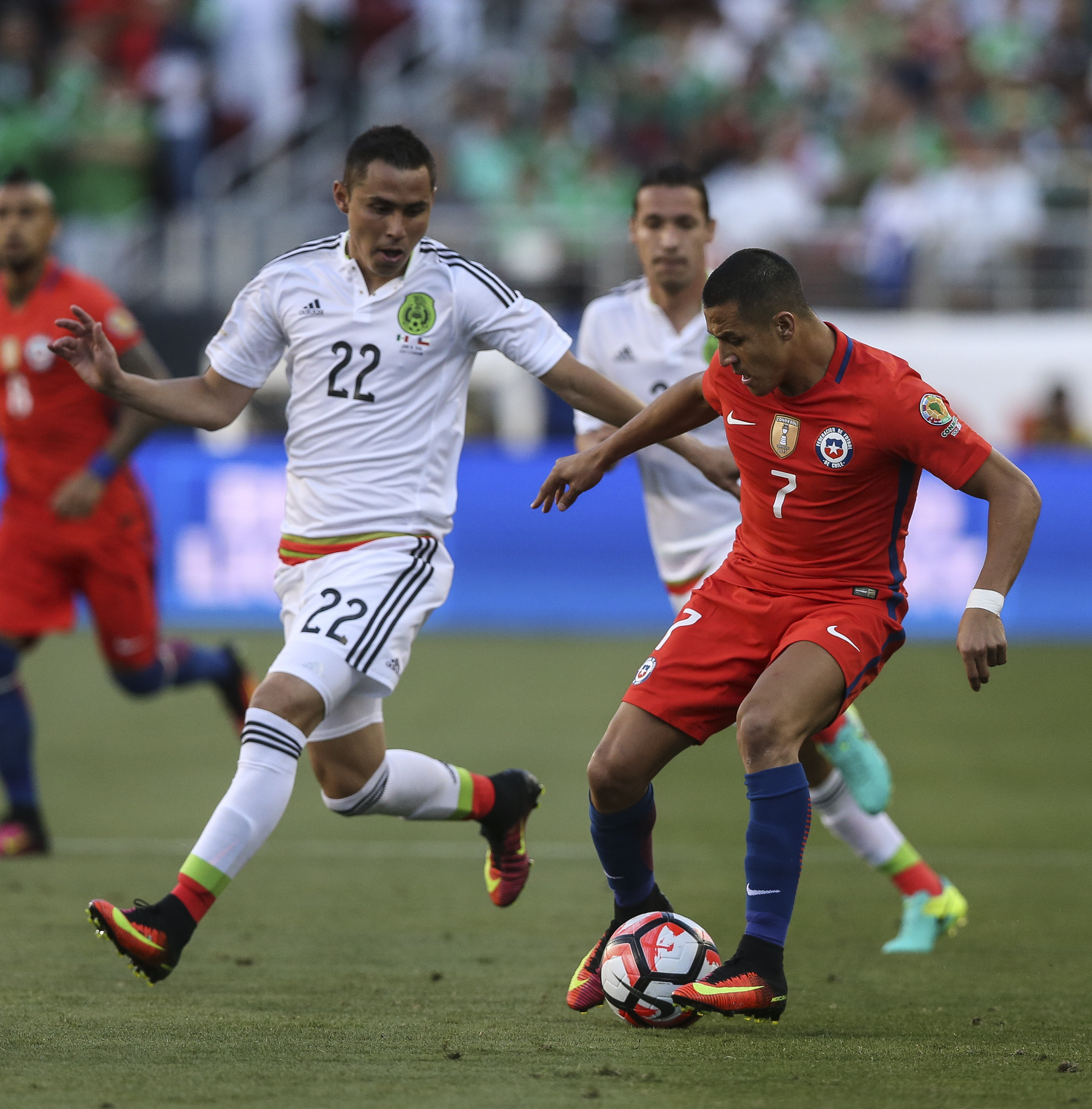 SCL55. SANTA CLARA (CA, EE.UU.), 18/06/2016.- El jugador chileno Alexis Sánchez (d) conduce el balón ante la marca del mexicano Paul Aguilar hoy, sábado 18 de junio de 2016, durante un partido entre México y Chile por los cuartos de final de la Copa América Centenario, en el Levi's Stadium de Santa Clara, California (EE.UU.). EFE/David Fernández