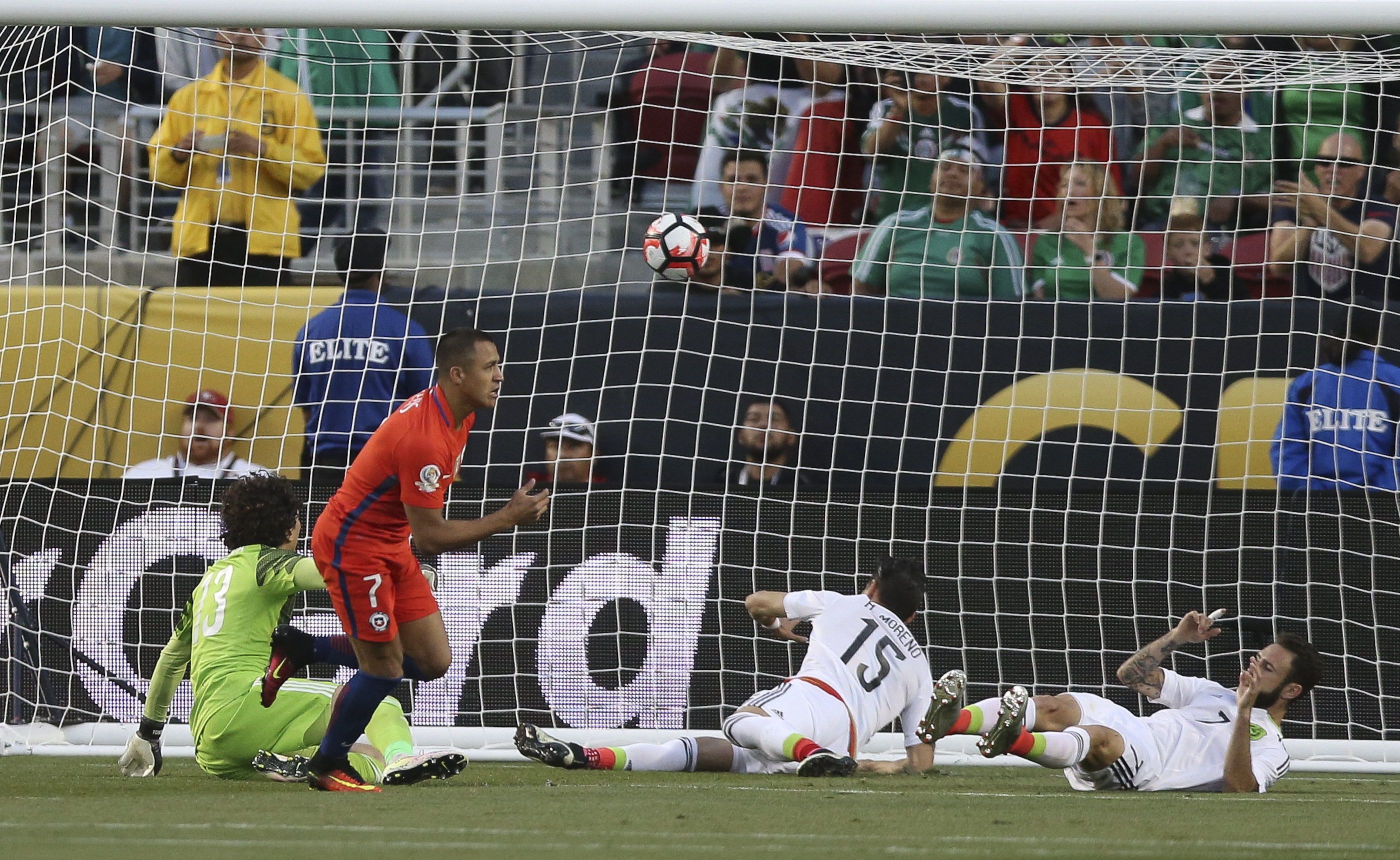 SCL59. SANTA CLARA (CA, EE.UU.), 18/06/2016.- El jugador chileno Alexis Sánchez anota un gol hoy, sábado 18 de junio de 2016, durante un partido entre México y Chile por los cuartos de final de la Copa América Centenario, en el Levi's Stadium de Santa Clara, California (EE.UU.). EFE/David Fernández