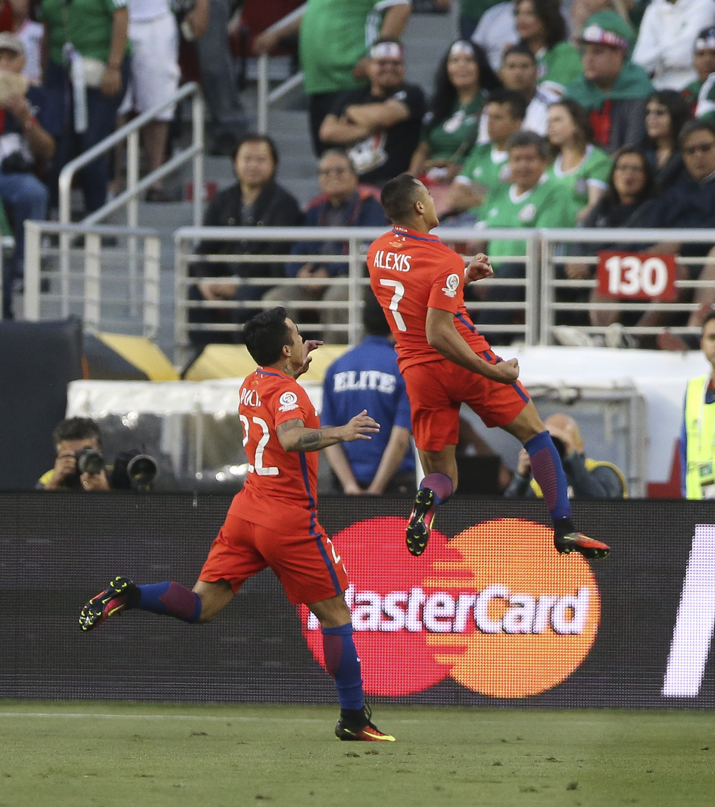 SCL63. SANTA CLARA (CA, EE.UU.), 18/06/2016.- El jugador chileno Alexis Sánchez celebra tras anotar un gol hoy, sábado 18 de junio de 2016, durante un partido entre México y Chile por los cuartos de final de la Copa América Centenario, en el Levi's Stadium de Santa Clara, California (EE.UU.). EFE/David Fernández