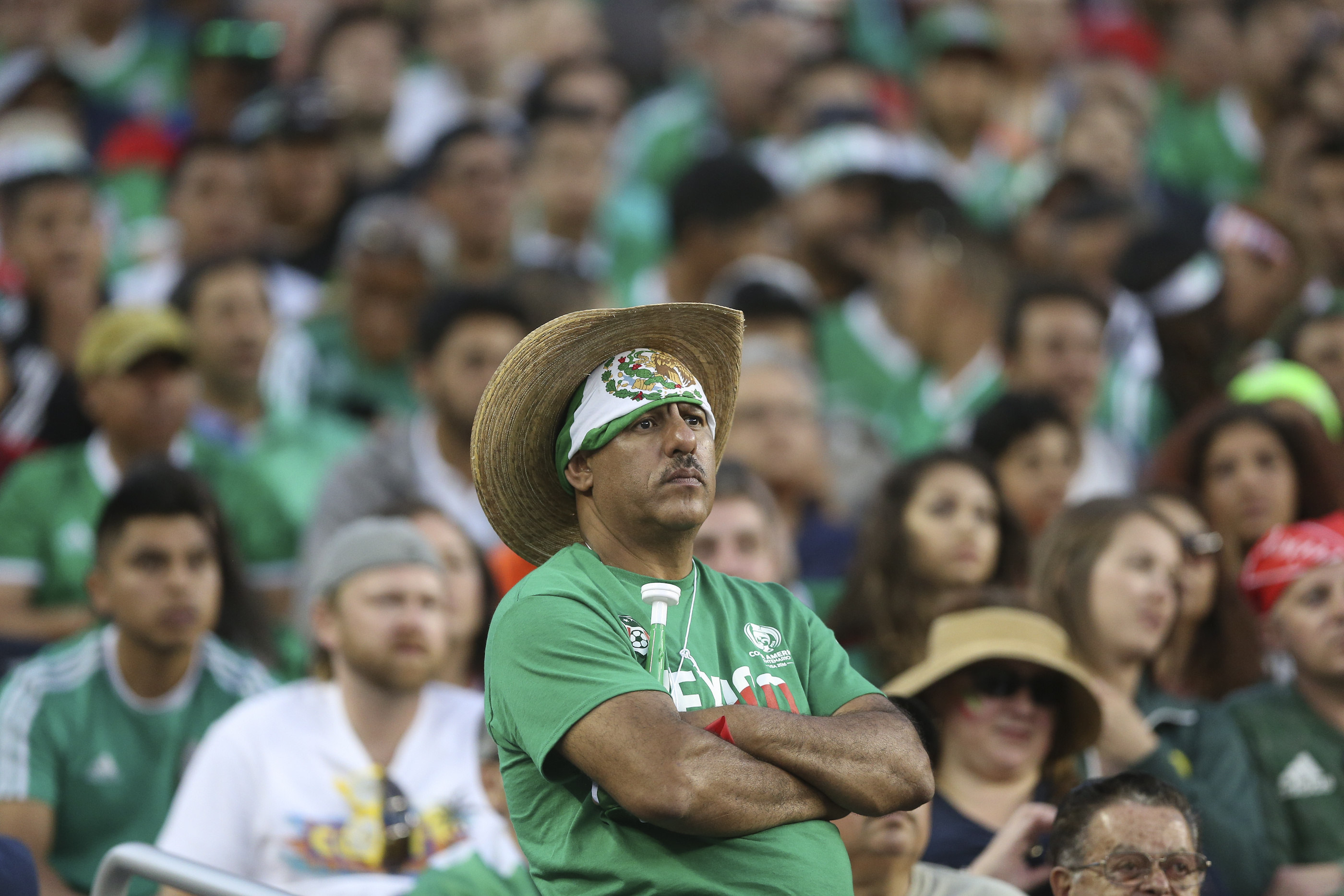 SCL65. SANTA CLARA (CA, EE.UU.), 18/06/2016.- Aficionados mexicanos se lamentan por la derrota de su equipo hoy, sábado 18 de junio de 2016, durante un partido entre México y Chile por los cuartos de final de la Copa América Centenario, en el Levi's Stadium de Santa Clara, California (EE.UU.). EFE/David Fernández