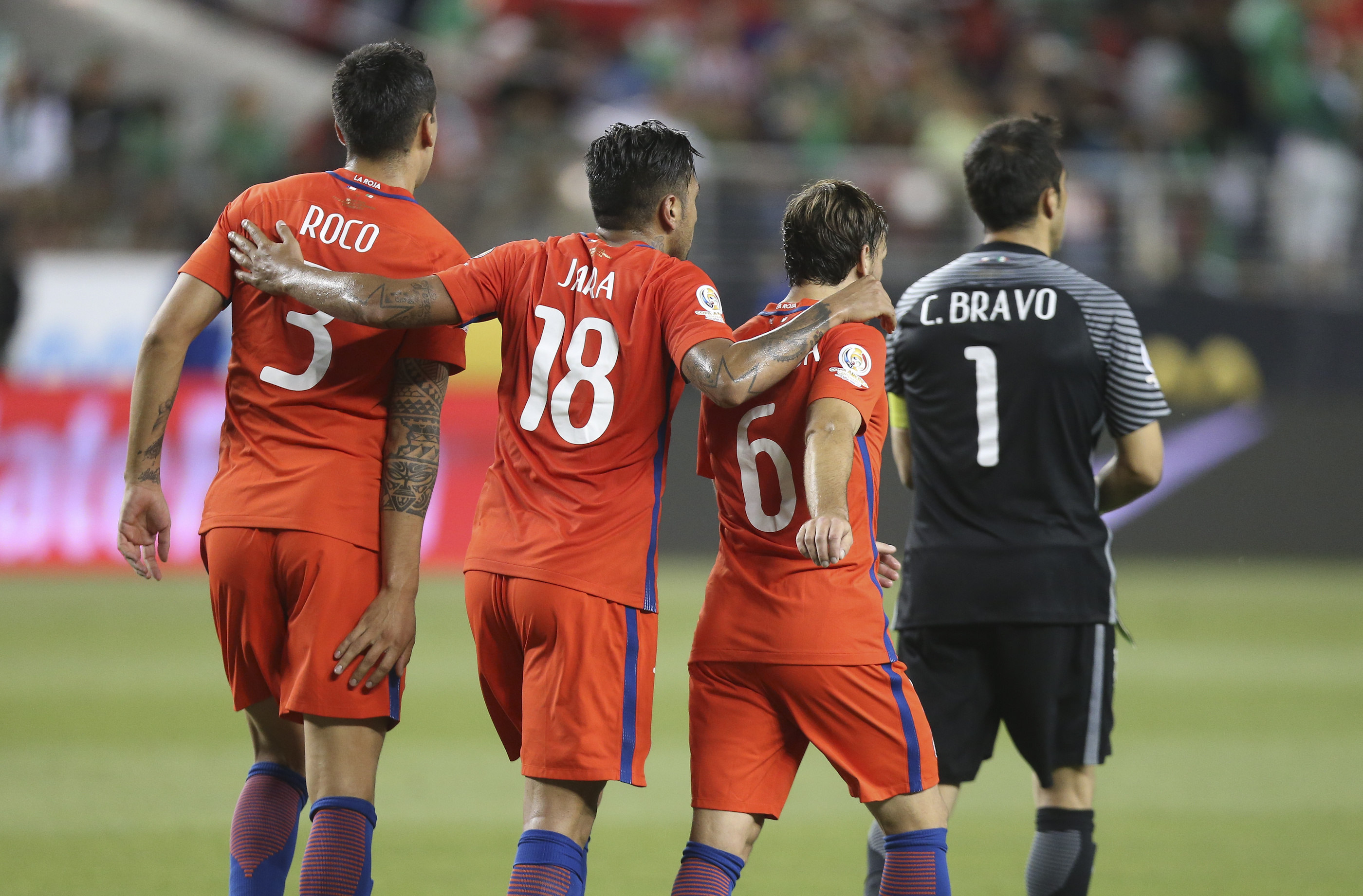 SCL78. SANTA CLARA (CA, EE.UU.), 18/06/2016.- Jugadores chilenos celebran su victoria 7-0 hoy, sábado 18 de junio de 2016, durante un partido entre México y Chile en los cuartos de final de la Copa América Centenario, en el Levi's Stadium de Santa Clara, California (EE.UU.). EFE/David Fernández