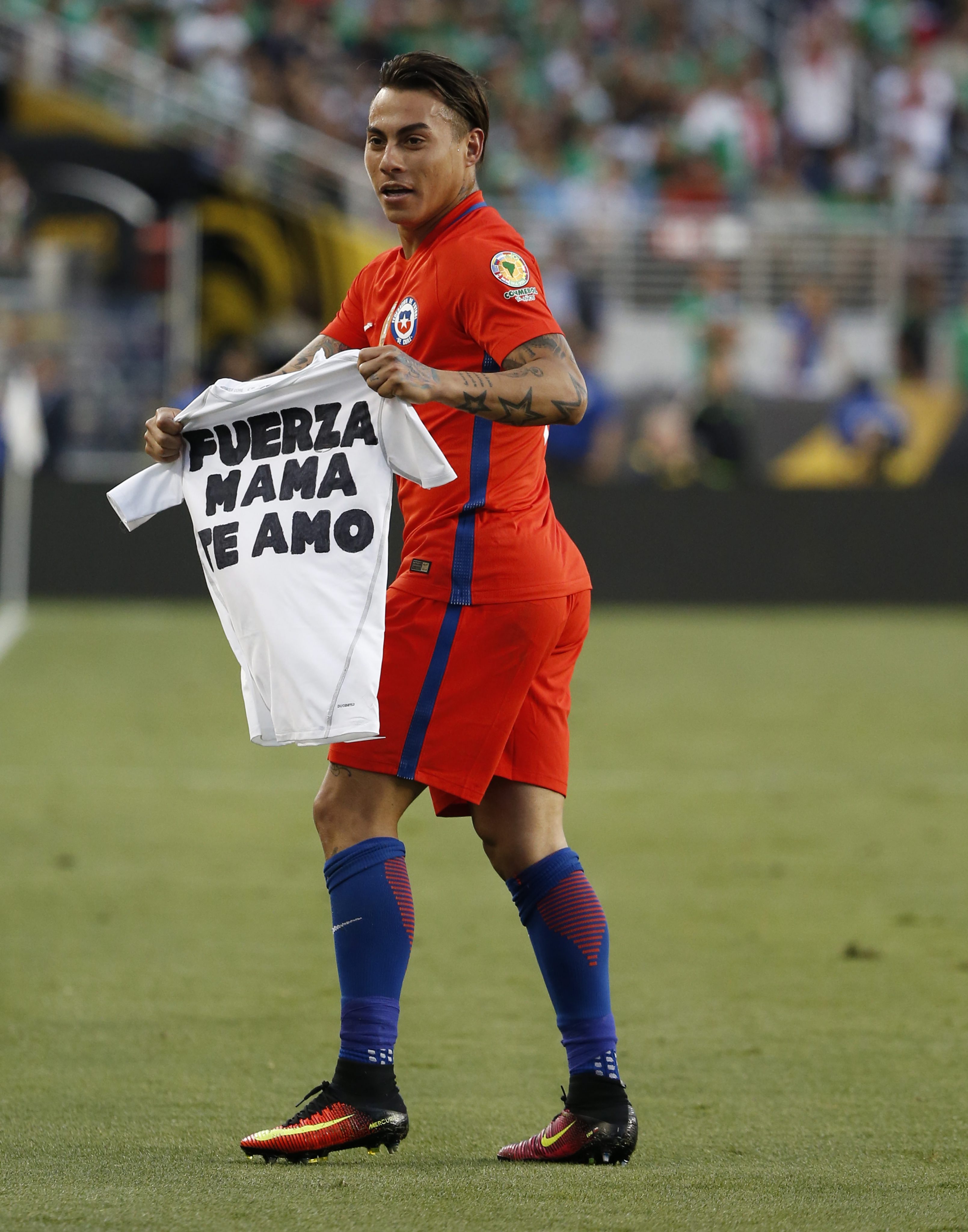 MMD07. Santa Clara (United States), 19/06/2016.- Chile forward Eduardo Vargas (C) celebrates after scoring a goal against Mexico in the second half of their quarter-final soccer match of the Copa America Centenario at Levi's Stadium in Santa Clara, California, USA, 18 June 2016. Chile beat Mexico 7-0. (Estados Unidos) EFE/EPA/MONICA M. DAVEY
