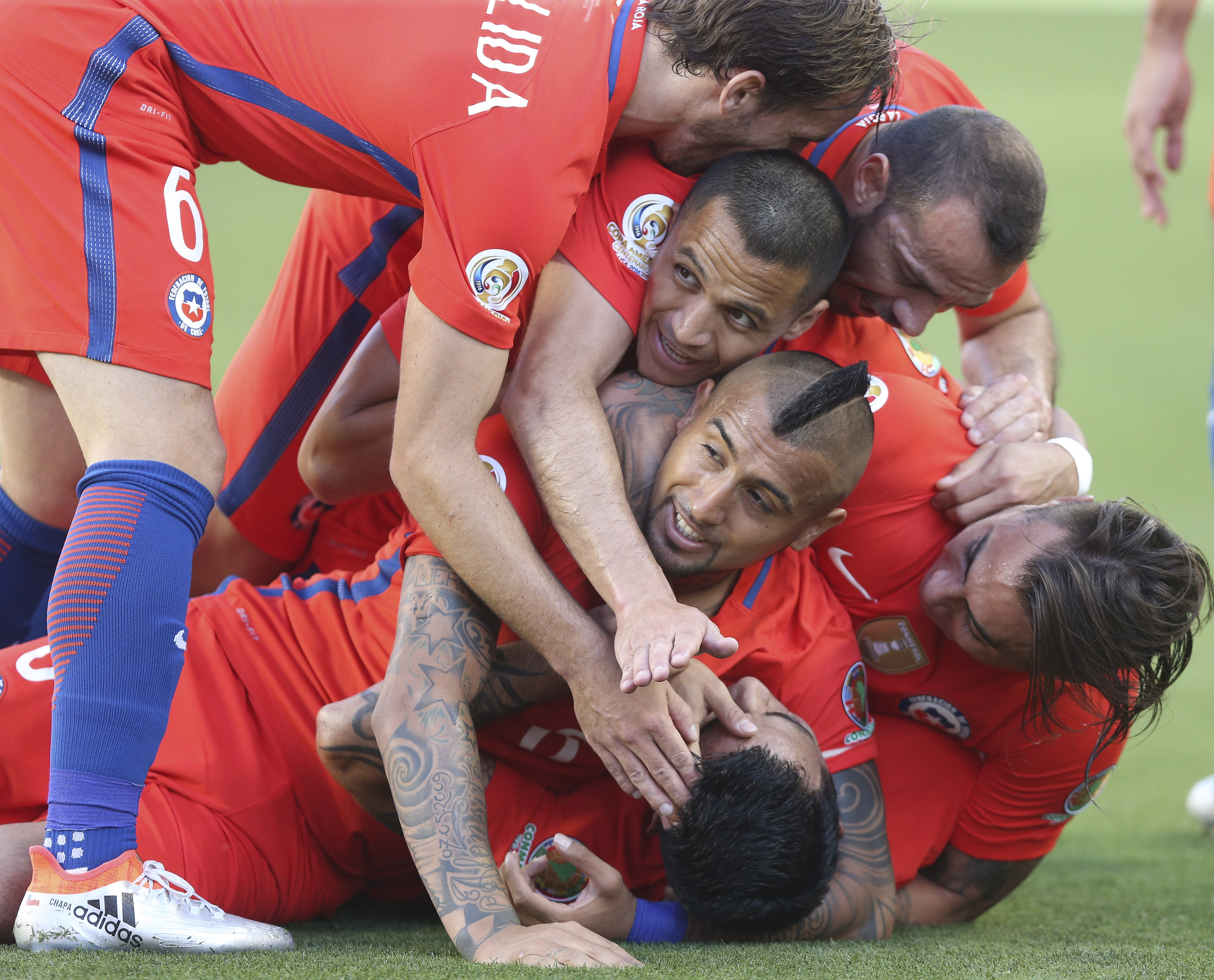 SCL19. SANTA CLARA (CA, EE.UU.), 18/06/2016.- Jugadores chilenos celebran después de anotar un gol hoy, sábado 18 de junio de 2016, durante un partido entre México y Chile por los cuartos de final de la Copa América Centenario, en el Levi's Stadium de Santa Clara, California (EE.UU.). EFE/David Fernández