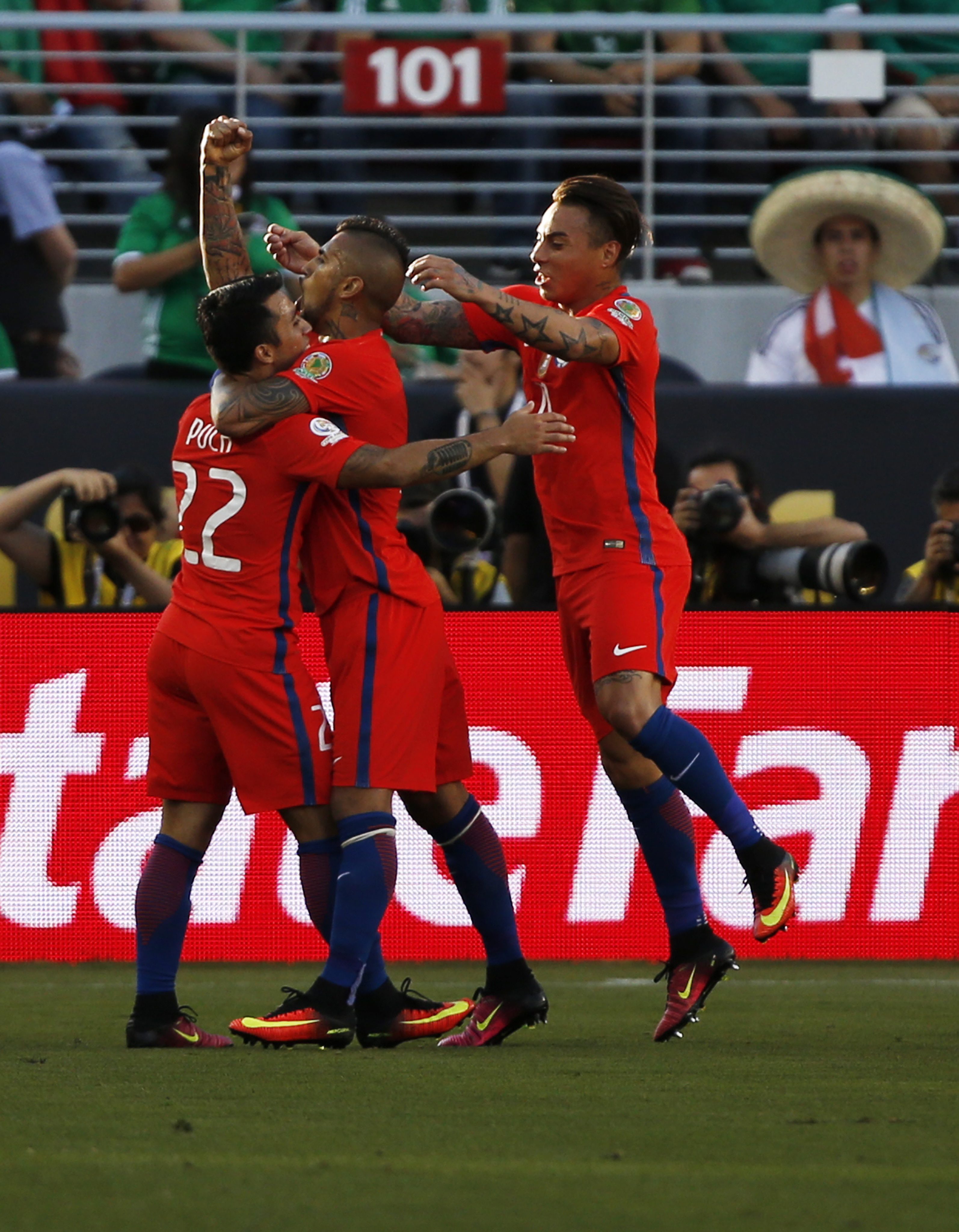 MMD13. Santa Clara (United States), 19/06/2016.- Chile's forward Arturo Vidal (C) celebrates with teammates Edson Puch (L) and Eduardo Vargas (R) after scoring against Mexico in the first half of their quarter-final soccer match of the Copa America Centenario at Levi's Stadium in Santa Clara, California, USA, 18 June 2016. Chile beat Mexico 7-0. (Estados Unidos) EFE/EPA/MONICA M. DAVEY