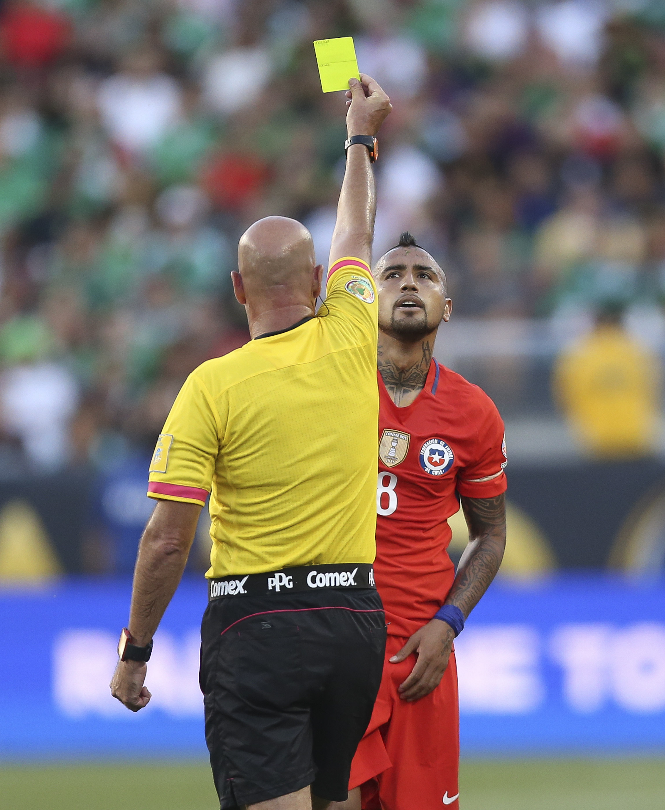 SCL49. SANTA CLARA (CA, EE.UU.), 18/06/2016.- El árbitro brasileño Heber Lopes amonesta al chileno Arturo Vidal hoy, sábado 18 de junio de 2016, durante un partido entre México y Chile por los cuartos de final de la Copa América Centenario, en el Levi's Stadium de Santa Clara, California (EE.UU.). EFE/David Fernández
