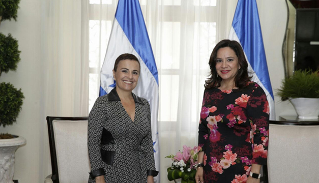 Vanda Pignato en compañía de la primera dama de Honduras, Ana Rodríguez. Cortesía: Inclusión Social.
