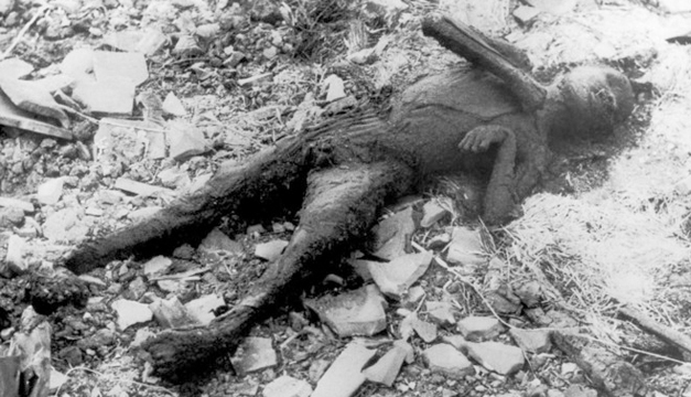 Cuerpo carbonizado de un ninocerca de la zona cero