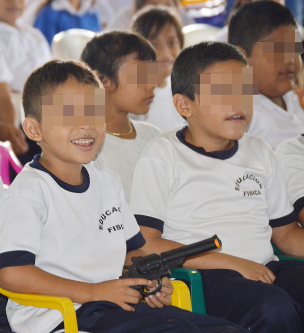 Ninos-estudiantes