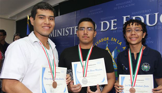 Jóvenes que participaron en la Olimpiada 2015, Diego Alejandro Flores lado izquierdo. Foto: Casa Presidencial.