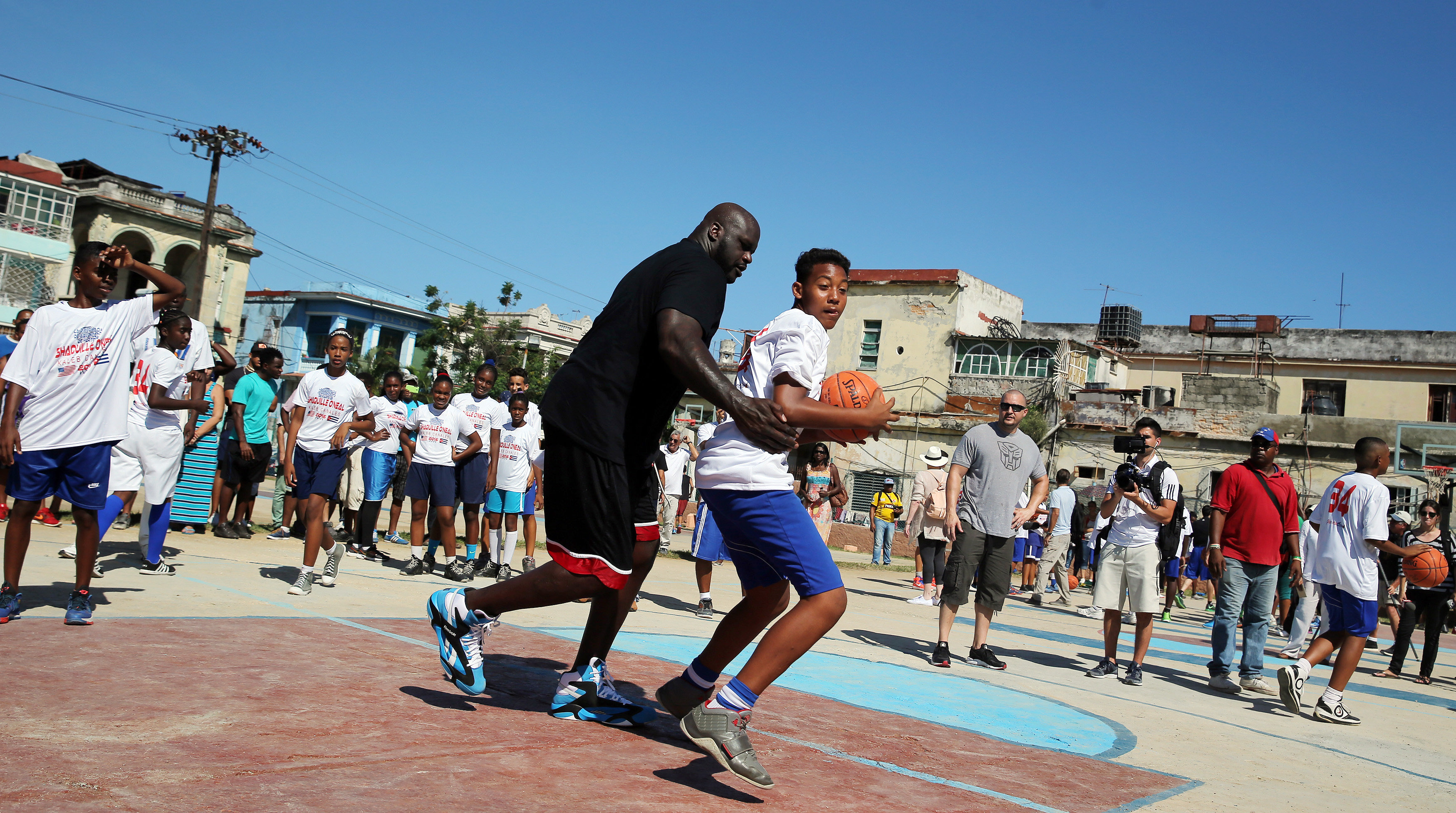 HAB08 LA HABANA (CUBA) 26/06/16.- El baloncestista retirado Shaquille O'Neal, quien jugó durante 19 temporadas en distintos equipos de la NBA, participa en una clínica con jóvenes jugadores de baloncesto hoy, domingo 26 de junio de 2016, en La Habana (Cuba). O'Neal, se encuentra en la isla como enviado del Departamento de Estado de EEUU, en el marco de la normalización de relaciones entre ambos países. EFE/Alejandro Ernesto