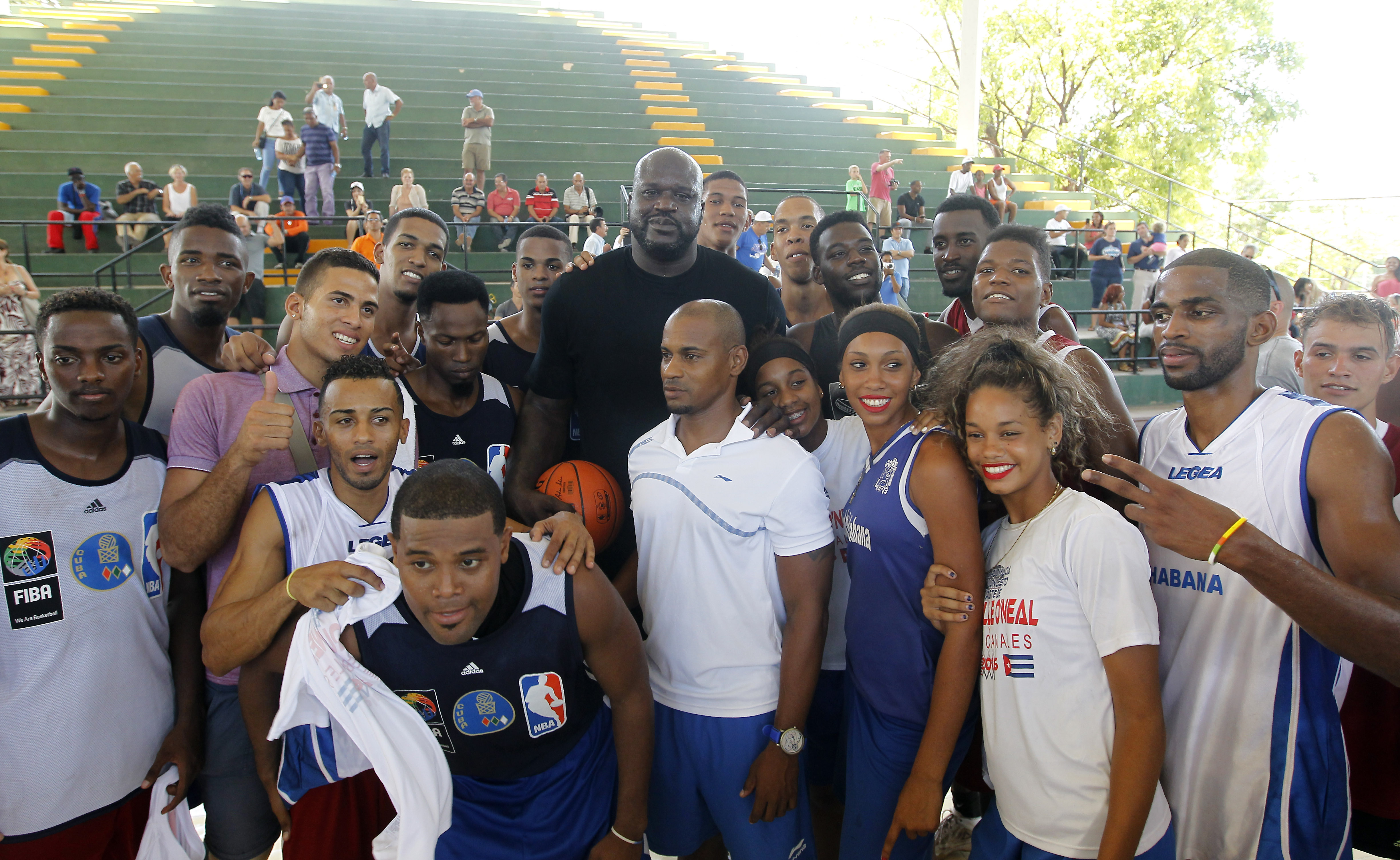 HAB103 LA HABANA (CUBA) 26/06/16.- La leyenda del baloncesto estadounidense Shaquille O'Neal (C) posa para las fotos tras ofrecer hoy, domingo 26 de junio de 2016, en una cancha de La Habana una clínica de su especialidad con un grupo de niños y jóvenes practicantes, como parte de un programa para promover la cooperación y el compromiso de EEUU con Cuba. O'Neal, quien jugó durante 19 temporadas en distintos equipos de la NBA, se encuentra en la isla como enviado del Departamento de Estado de EEUU, en el marco de la normalización de relaciones entre ambos países. EFE/Ernesto Mastrascusa
