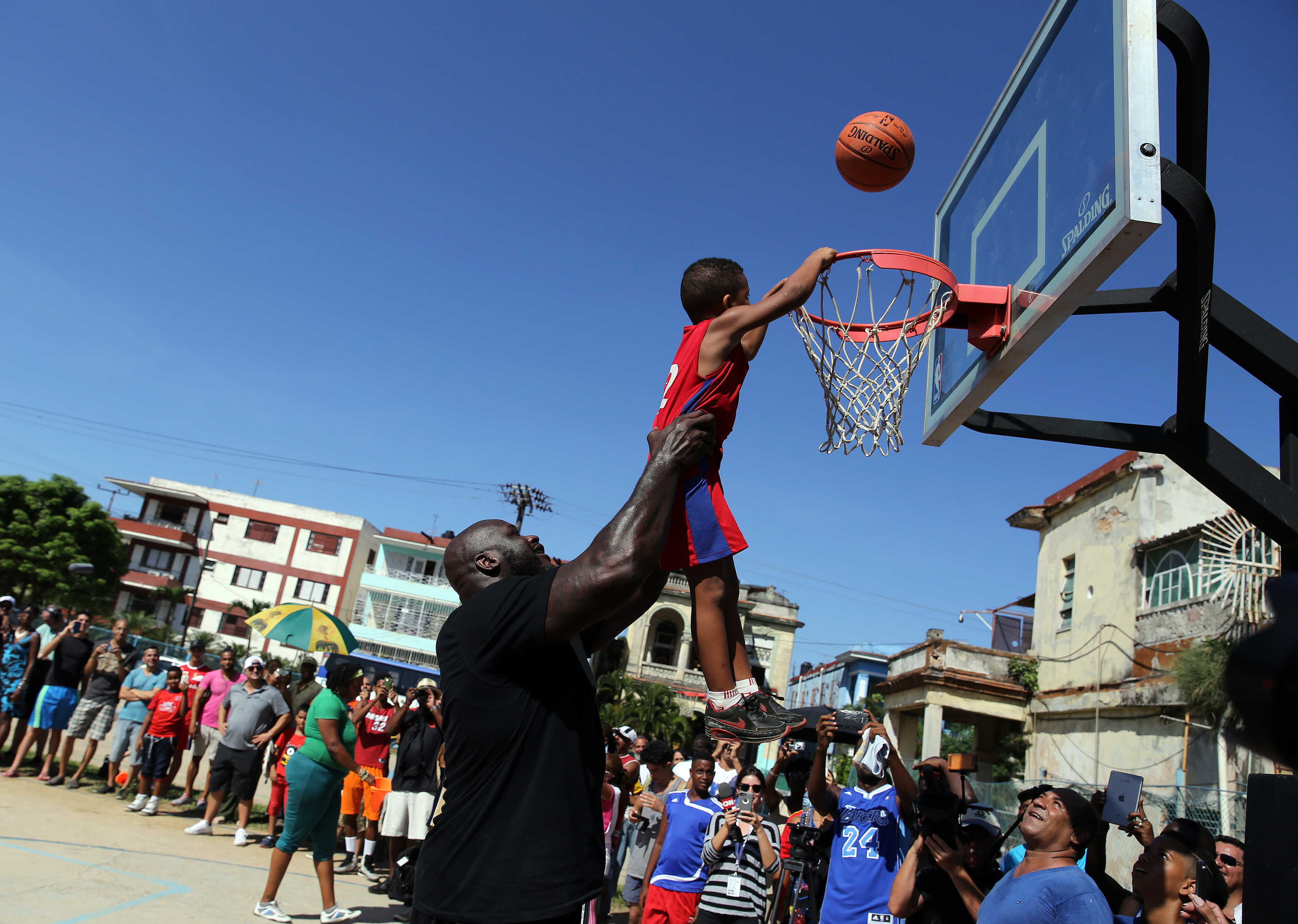HAB02 LA HABANA (CUBA) 26/06/16.- El baloncestista retirado Shaquille O'Neal, quien jugó durante 19 temporadas en distintos equipos de la NBA, participa en una clínica con jugadores de baloncesto hoy, domingo 26 de junio de 2016, en La Habana (Cuba). O'Neal, se encuentra en la isla como enviado del Departamento de Estado de EEUU, en el marco de la normalización de relaciones entre ambos países. EFE/Alejandro Ernesto