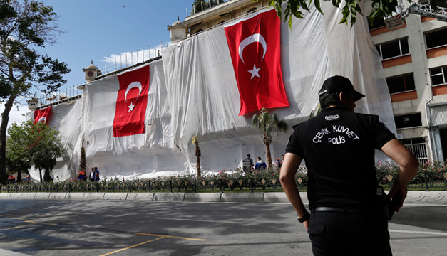 Policías inspeccionan hoy, los alrededores del lugar donde se produjo ayer un atentado en el centro de Estambul. EFE