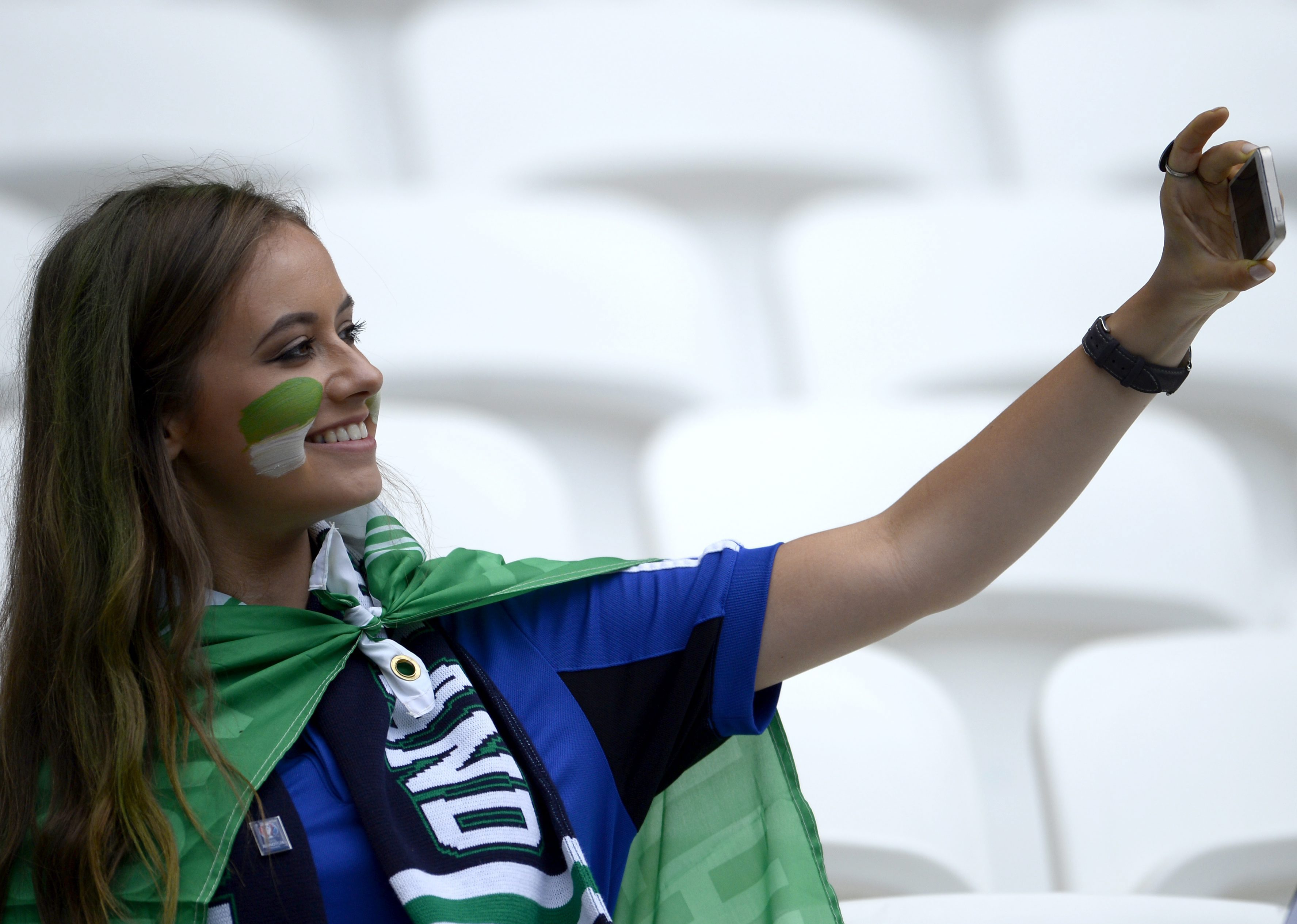 . Lyon (France), 16/06/2016.- A Northern Ireland supporter takes a selfie before the UEFA EURO 2016 group C preliminary round match between Ukraine and Northern Ireland at Stade de Lyon in Lyon, France, 16 June 2016. (RESTRICTIONS APPLY: For editorial news reporting purposes only. Not used for commercial or marketing purposes without prior written approval of UEFA. Images must appear as still images and must not emulate match action video footage. Photographs published in online publications (whether via the Internet or otherwise) shall have an interval of at least 20 seconds between the posting.) (Francia, Irlanda, Ucrania) EFE/EPA/CJ GUNTHER EDITORIAL USE ONLY