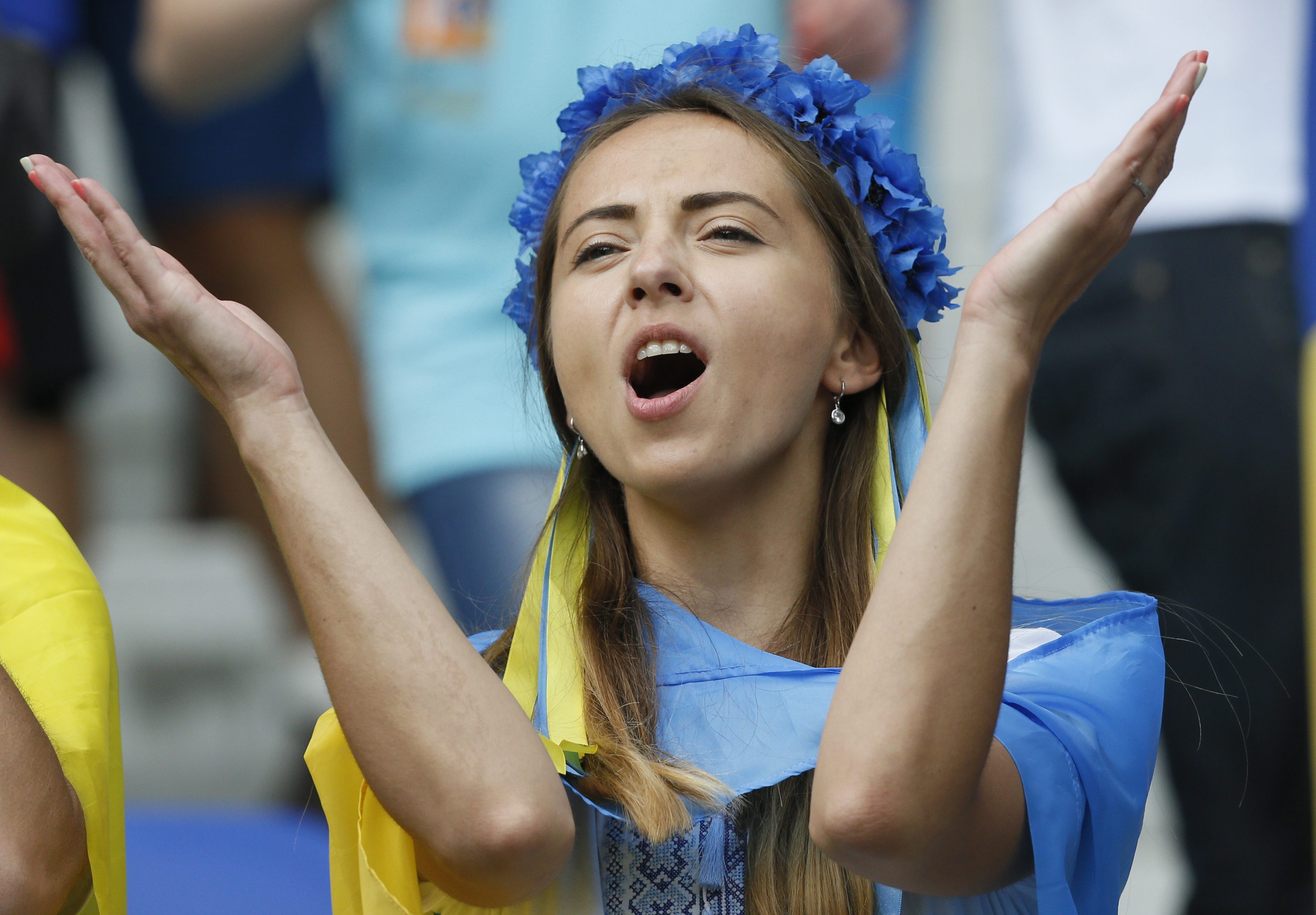 . Lyon (France), 16/06/2016.- A supporter of Ukraine before the UEFA EURO 2016 group C preliminary round match between Ukraine and Northern Ireland at Stade de Lyon in Lyon, France, 16 June 2016. (RESTRICTIONS APPLY: For editorial news reporting purposes only. Not used for commercial or marketing purposes without prior written approval of UEFA. Images must appear as still images and must not emulate match action video footage. Photographs published in online publications (whether via the Internet or otherwise) shall have an interval of at least 20 seconds between the posting.) (Francia, Irlanda, Ucrania) EFE/EPA/SERGEY DOLZHENKO EDITORIAL USE ONLY