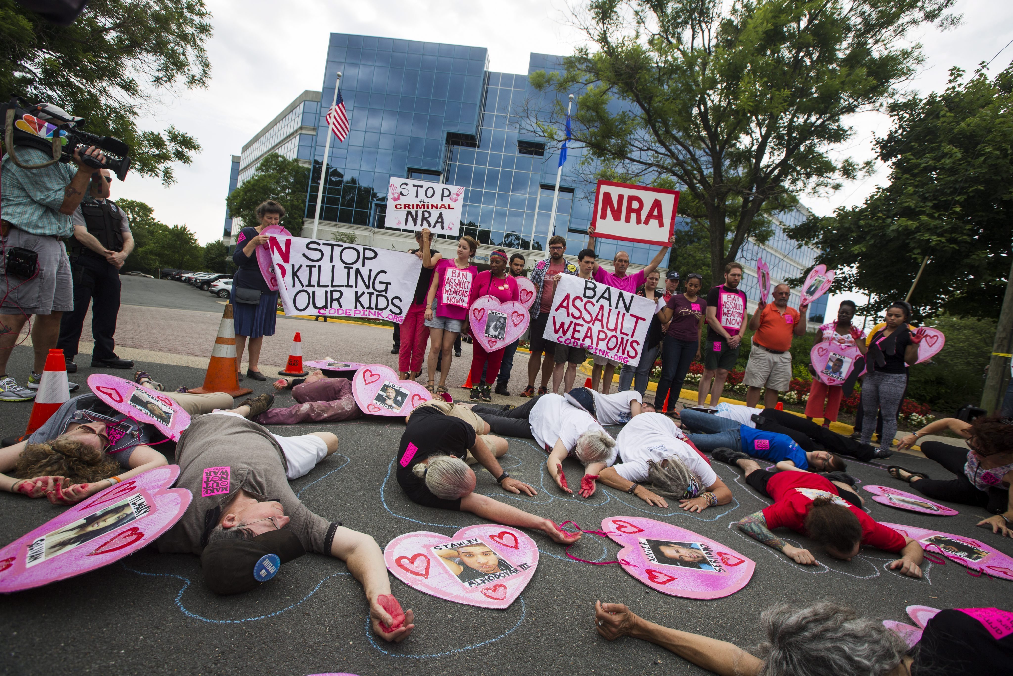 JL04 FAIRFAX (ESTADOS UNIDOS) 21/06/2016.- Miembros del grupo pacifista Codepink y otros manifestantes participan en un simulacro en el exterior de la sede de la Asociación Nacional del Rifle (NRA) en Fairfax, en el estado de Virginia, Estados Unidos hoy, 21 de junio de 2016. Aunque la matanza de Orlando (Florida) que la semana pasada dejó 50 muertos, incluido el atacante, en el tiroteo más mortífero de la historia del país ha reabierto la presión pública para aumentar el control de armas de fuego, el Senado rechazó ayer cuatro medidas encaminadas a ese fin. EFE/Jim Lo Scalzo