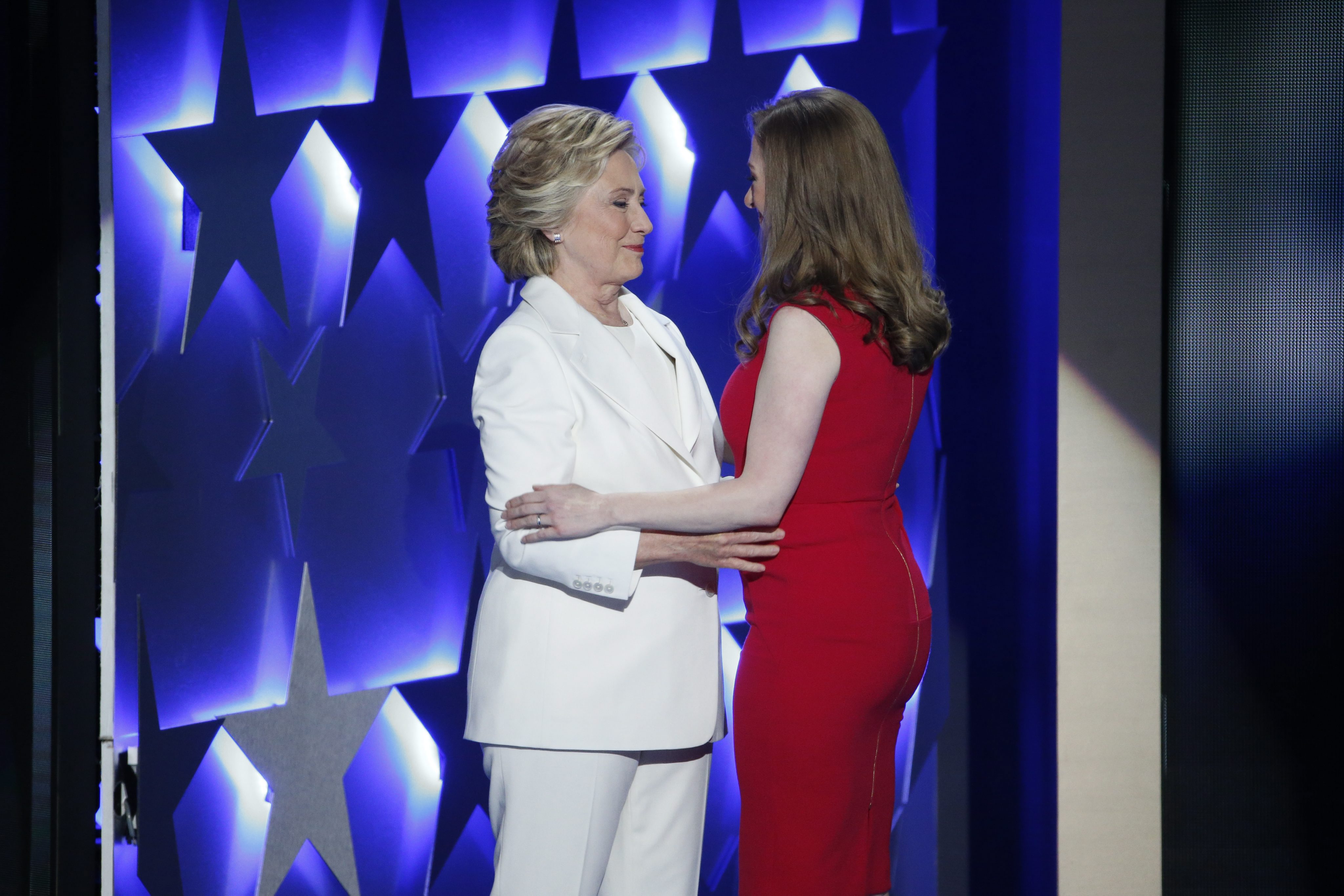 FIL01. FILADELFIA (ESTADOS UNIDOS), 28/072016.- Hillary Clinton saluda a su hija Chelsea Clinton en el último día de la Convención Demócrata en el Wells Fargo Center en Filadelfia (Estados Unidos) hoy, jueves 28 de julio de 2016. Se espera que la Hillary Clinton acepte formalmente su nominación a la presidencia de Estados Unidos por el Partido Demócrata. EFE/SHAWN THEW