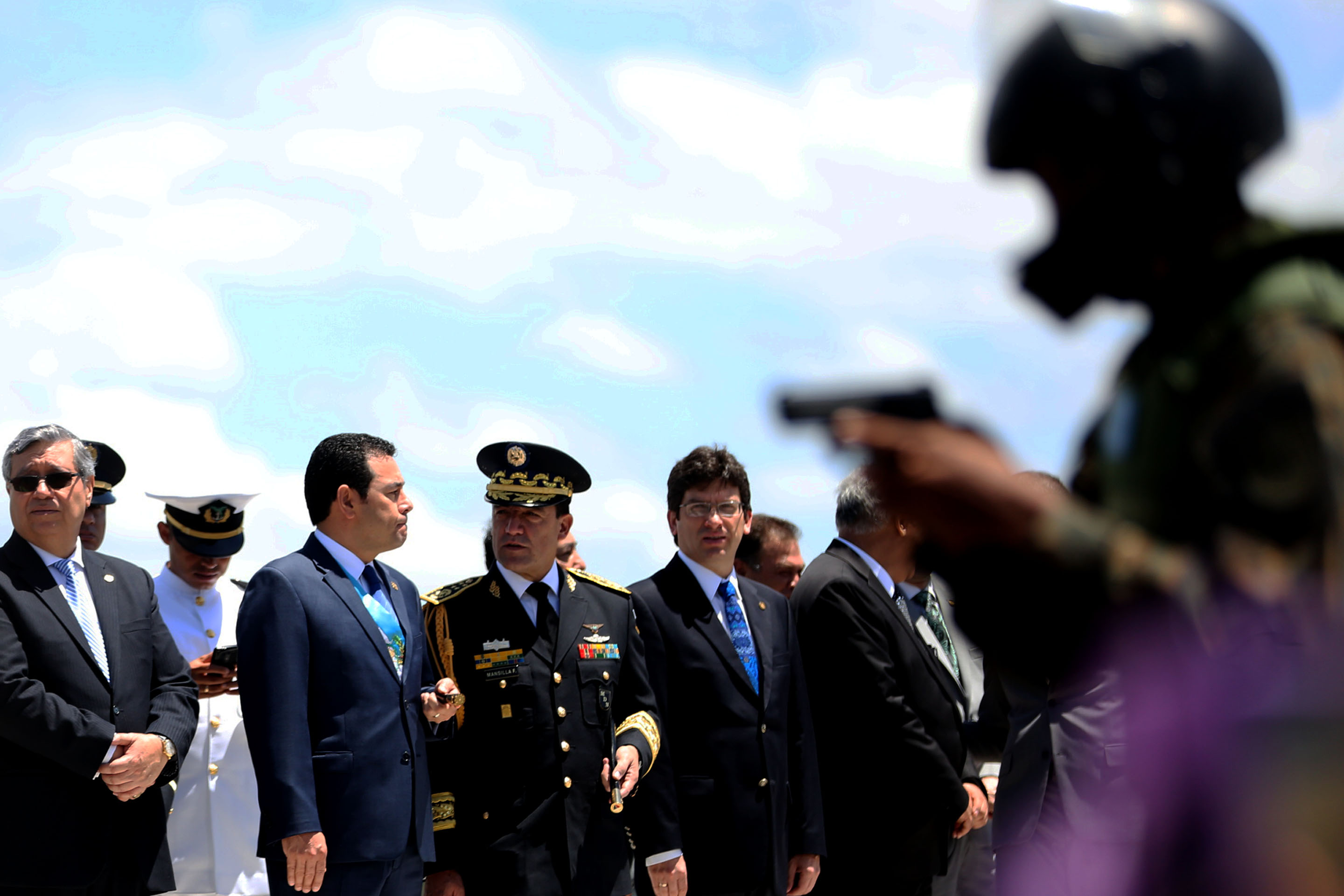 GU7005. CIUDAD DE GUATEMALA (GUATEMALA), 03/07/2016.- El presidente guatemalteco, Jimmy Morales (3-d), participa hoy, domingo 3 de julio de 2016, en el desfile militar por el Día del Ejército, en Ciudad de Guatemala (Guatemala). El Ejército de Guatemala celebró hoy los actos conmemorativos del 145 aniversario de la Gesta Revolucionaria de 1871 y Día del Ejército con un desfile en el interior de la Fuerza Aérea Guatemalteca al que acudieron los más acérrimos seguidores y el presidente Jimmy Morales. EFE/Esteban Biba