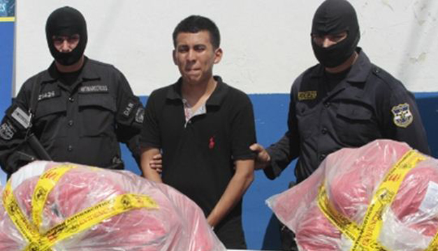 Fotografía: Tomada de cuenta FGR. Detenido: Roberto William Méndez Guardado.