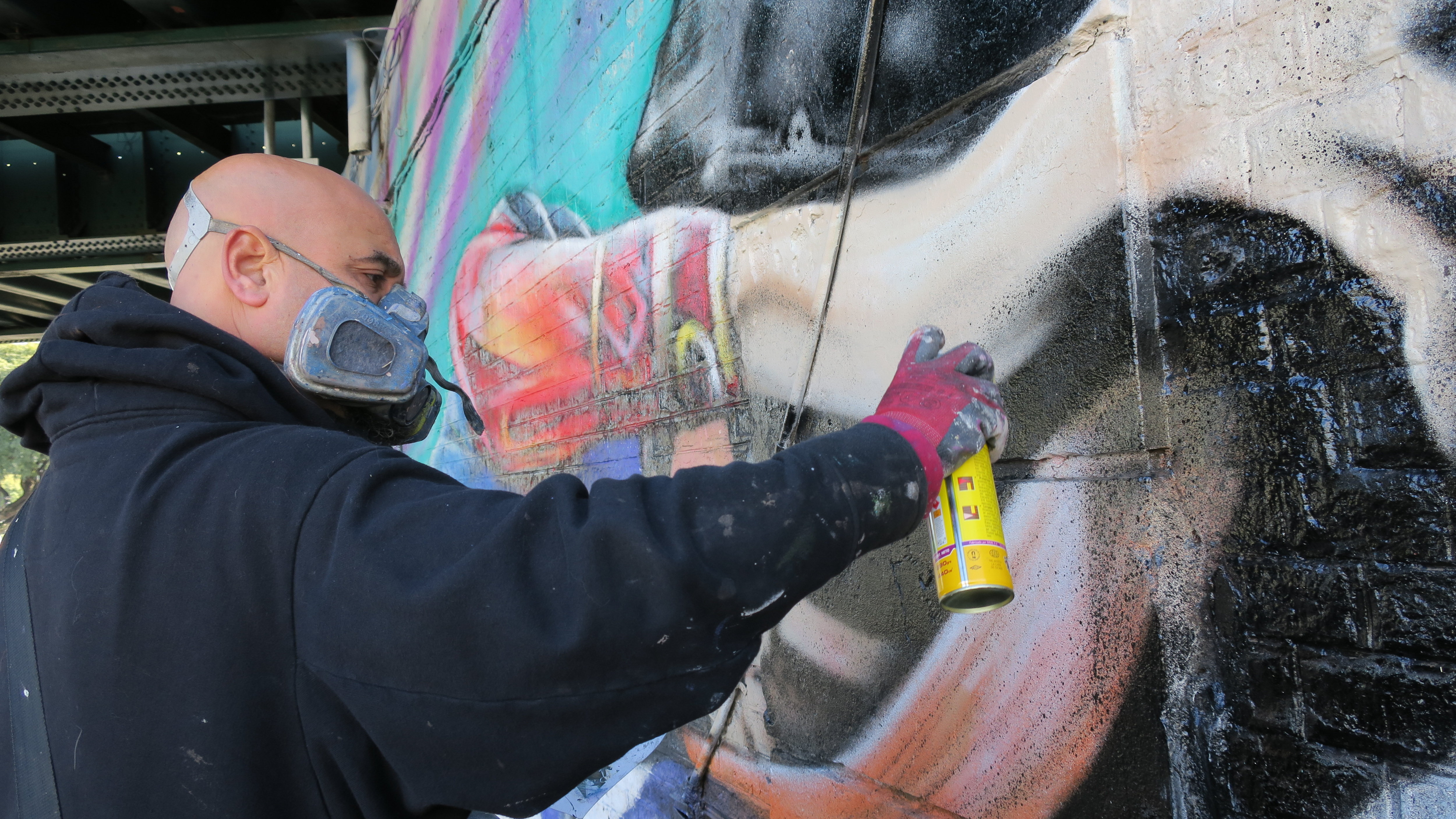 BAS01. BUENOS AIRES (ARGENTINA), 31/07/2016.- Fotografía del 28 de julio de 2016, del artista argentino Alfredo Segatori, pintando un fragmento de un mural en Buenos Aires (Argentina). El bandoneón, la tradicional milonga, Carlos Gardel, la pasión en el tango y su vínculo con las carreras de caballos componen un mural que ha trasladado el ritmo del 2x4 hasta las mismas paredes de Buenos Aires. Un homenaje producto de los aerosoles del artista argentino Alfredo Segatori. EFE/Irene Valiente