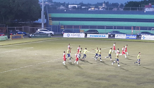 Foto: Sebastián Abreu celebra con sus compañeros el 1-0. Crédito @wijors
