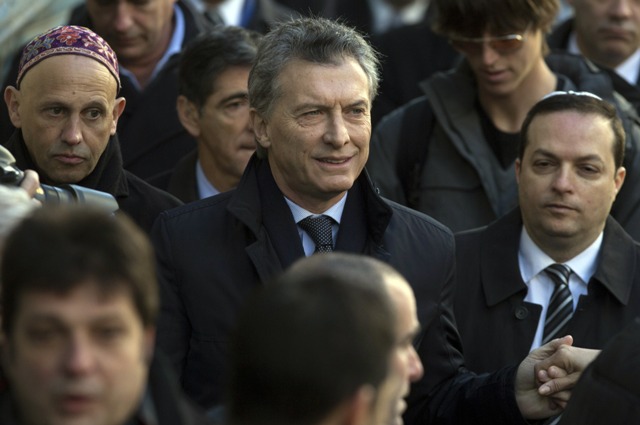 (160718) -- BUENOS AIRES, julio 18, 2016 (Xinhua) -- El presidente de Argentina, Mauricio Macri (c), reacciona durante un acto con motivo de la conmemoración del 22 aniversario del ataque terrorista a la Asociación Mutual Israelita Argentina (AMIA), en la ciudad de Buenos Aires, capital de Argentina, el 18 de julio de 2016. La comunidad judía de Argentina expresó el lunes un renovado reclamo de justicia y castigo a los autores de un atentado contra la AMIA, que en 1994 costó la vida de 85 personas y causó heridas a más de 300. (Xinhua/Martín Zabala) (mz) (jp) (ah)