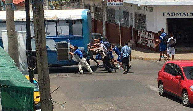 Selecta-playera-empujando-bus